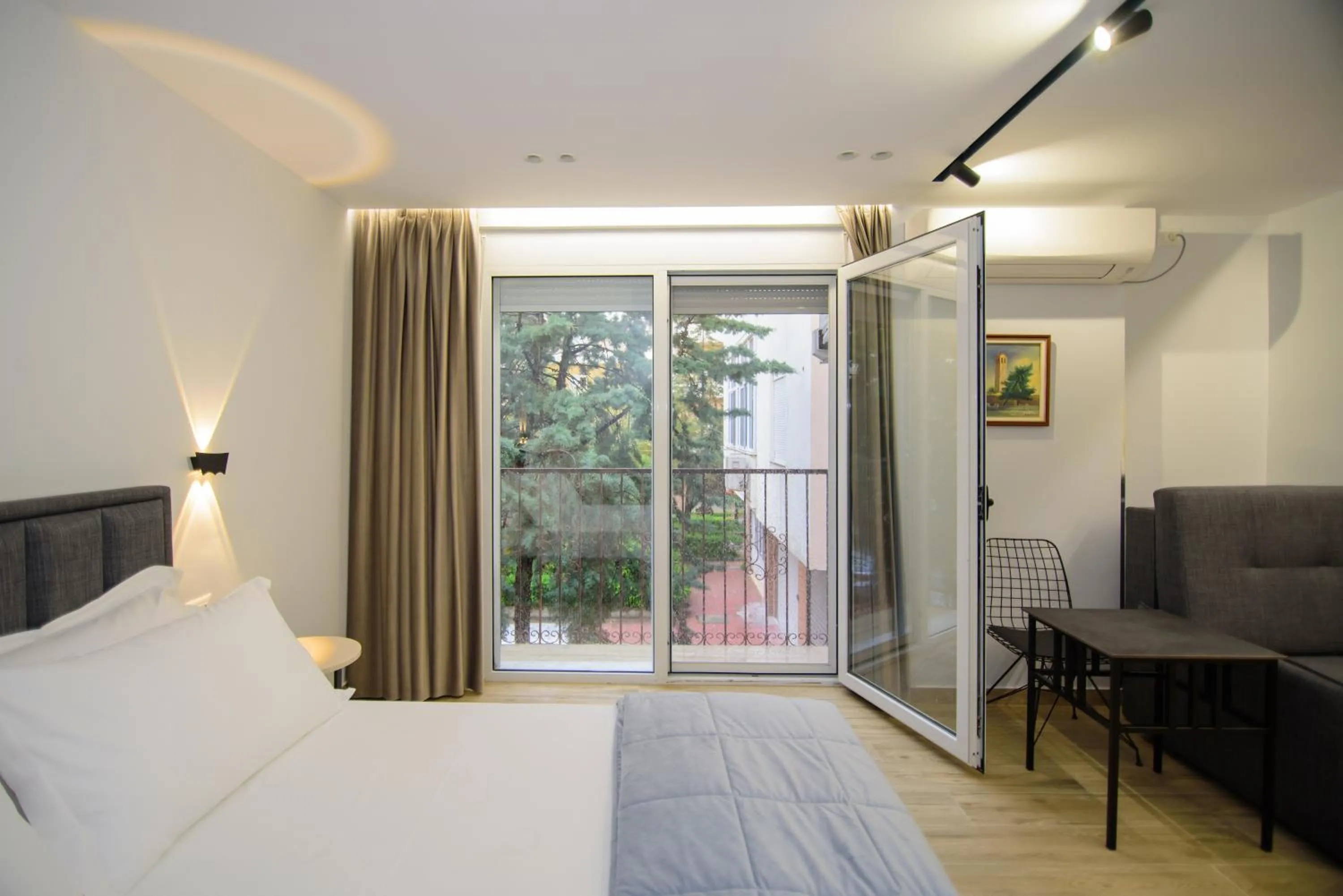 View (from property/room), Bed in Palm Side Hotel