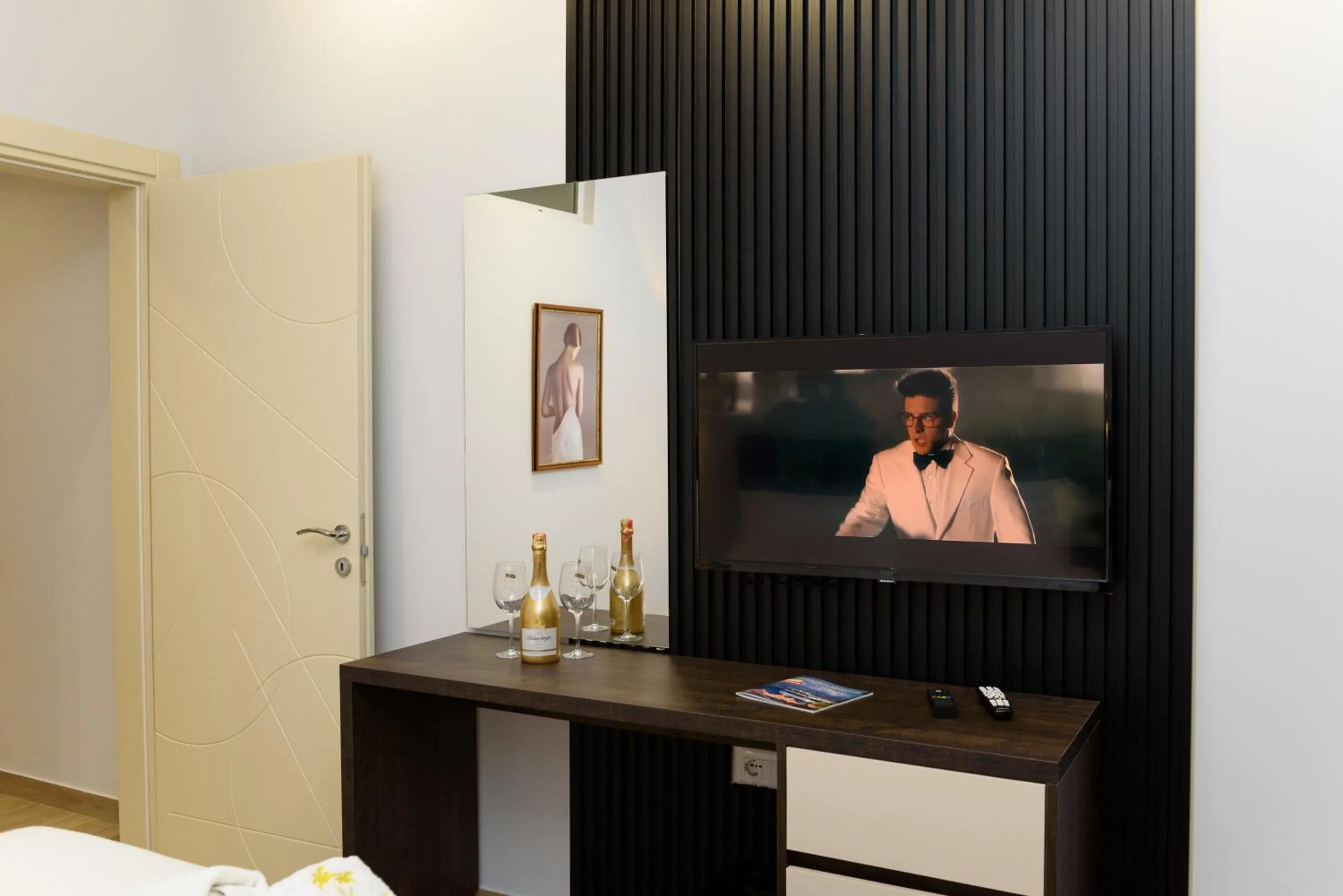TV and multimedia in Palm Side Hotel