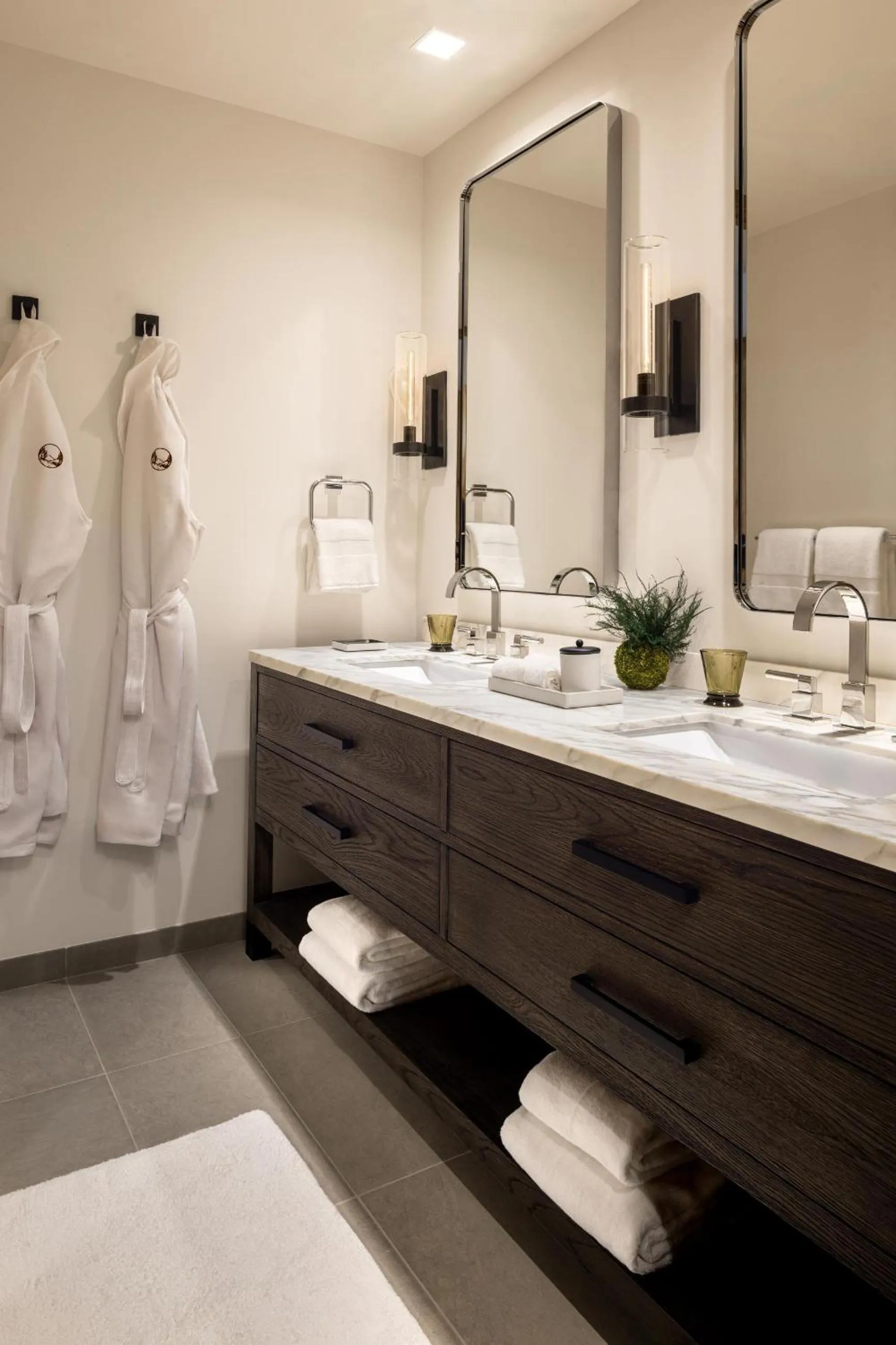 Bathroom, Bed in The Sylvan Lodge at Snake River Sporting Club