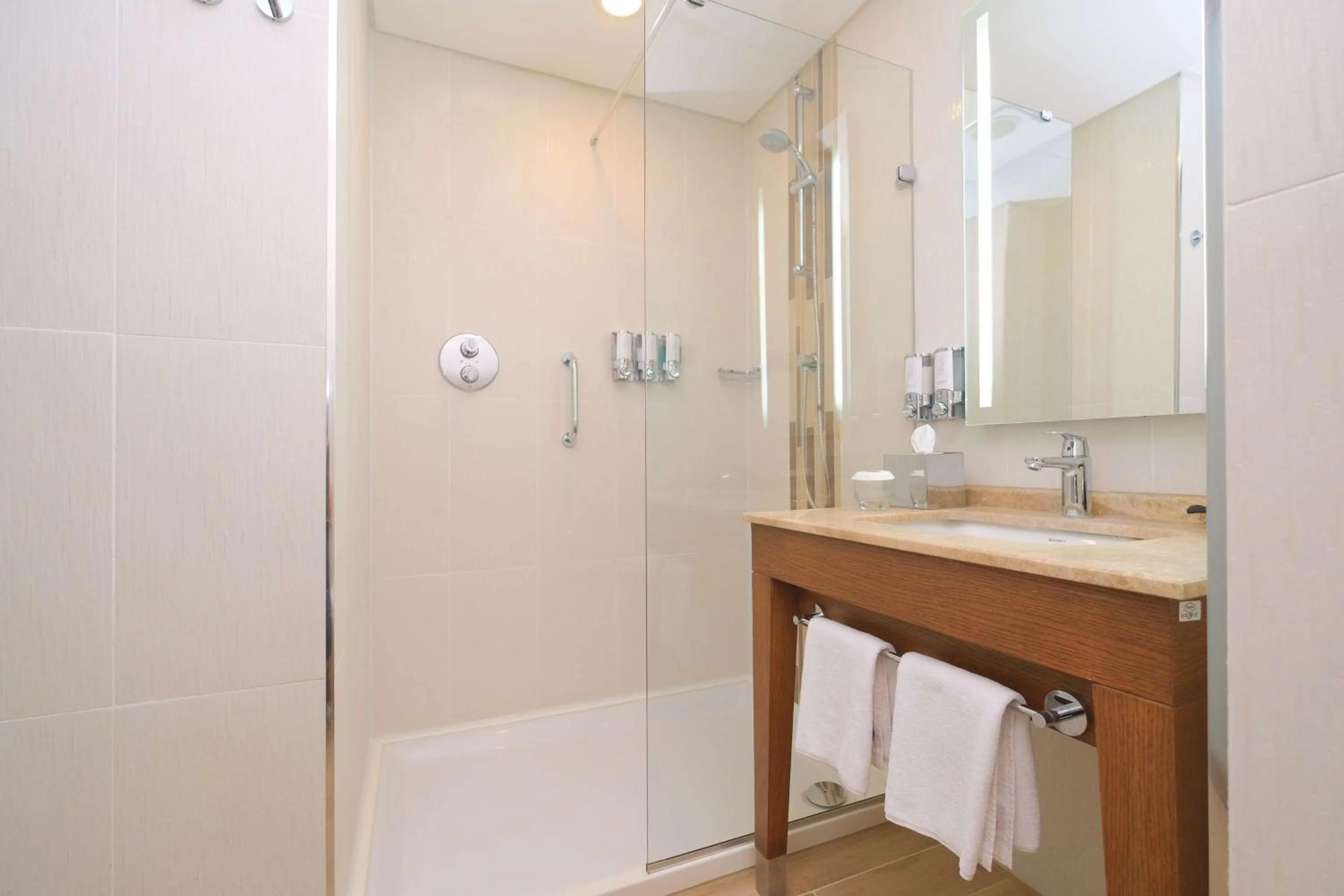Bathroom in Hampton by Hilton Samsun