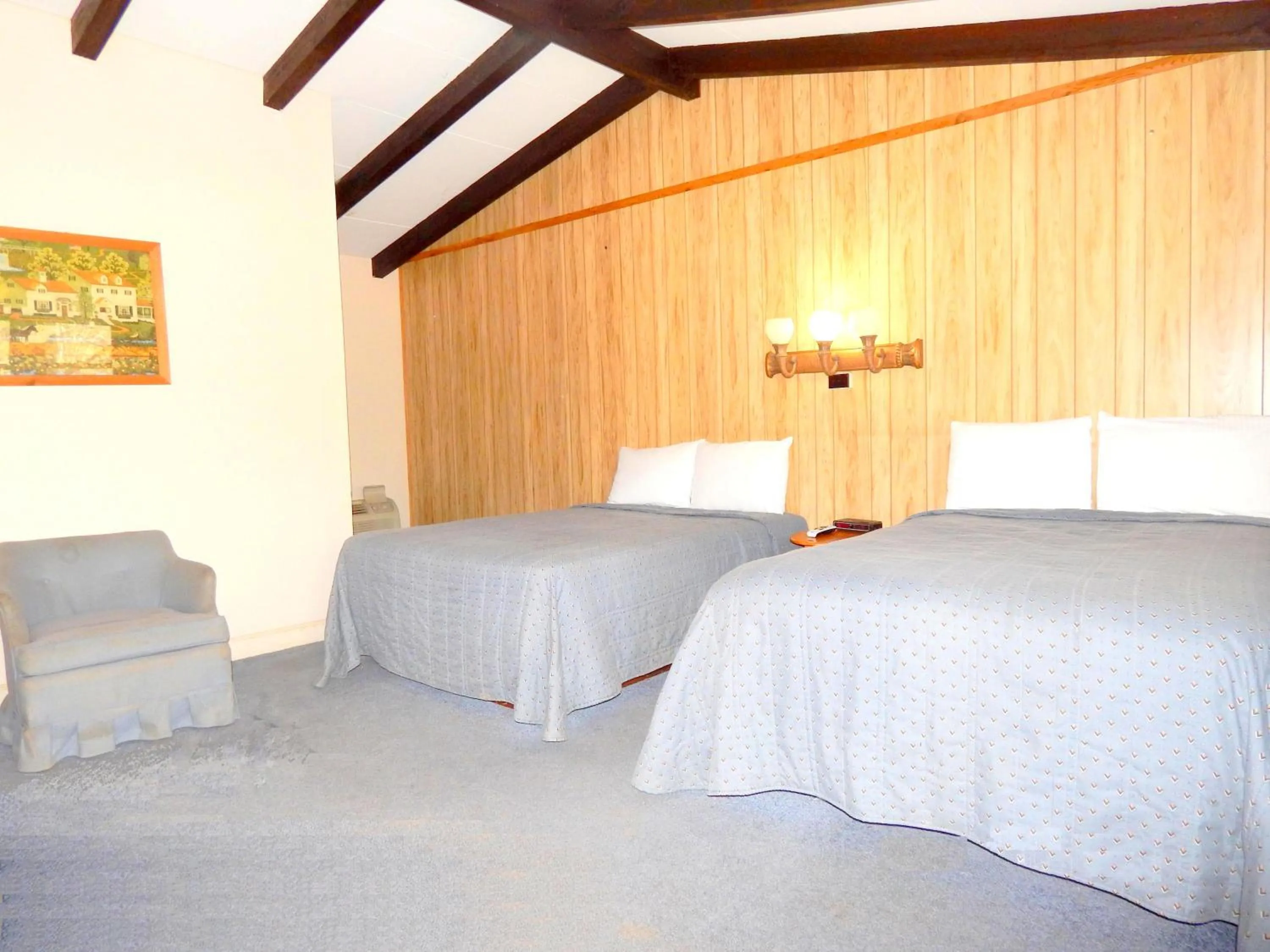 Photo of the whole room, Bed in Valley Inn - Hamilton Ga