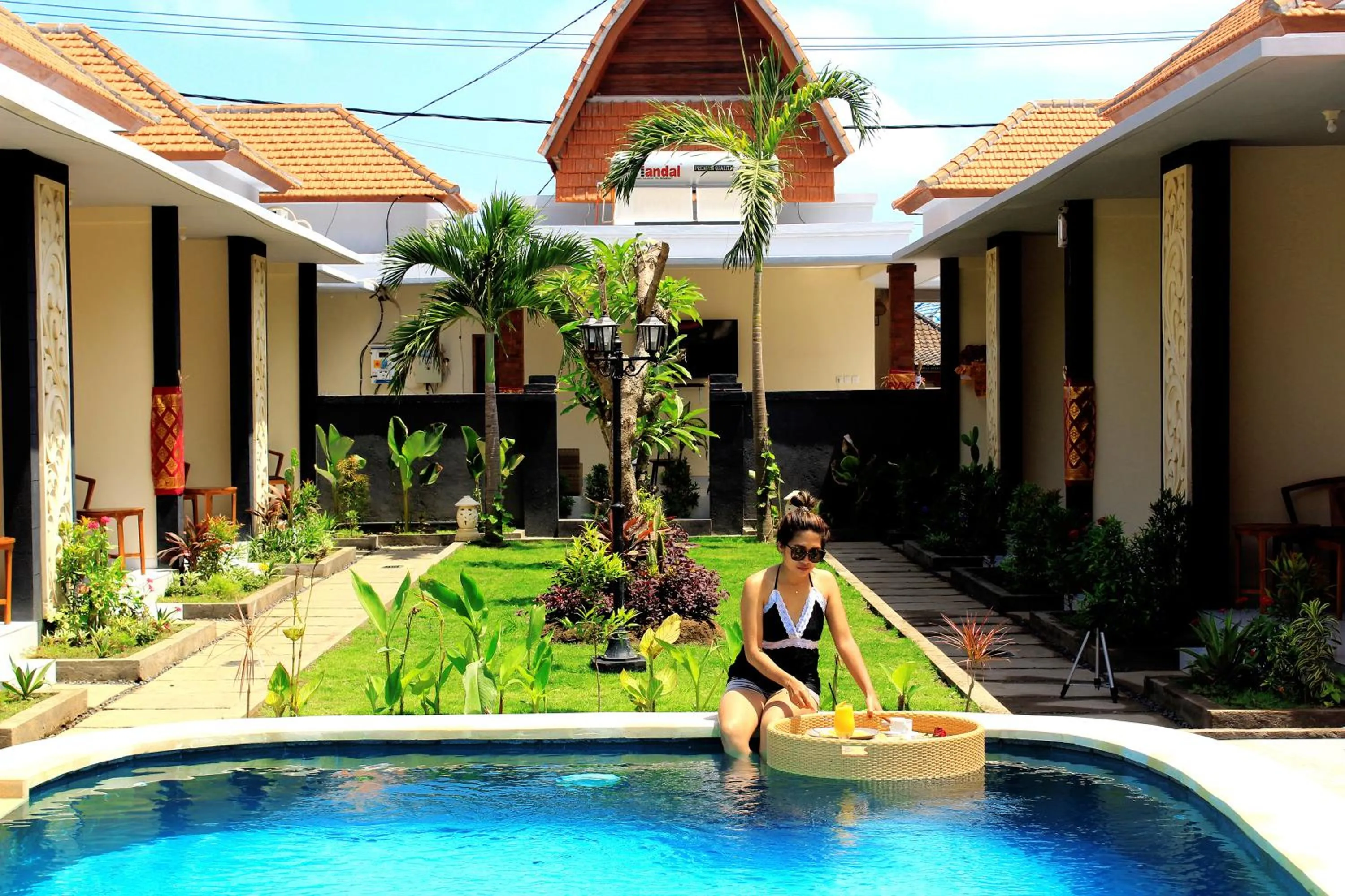 Swimming pool in La Mogi Cottage