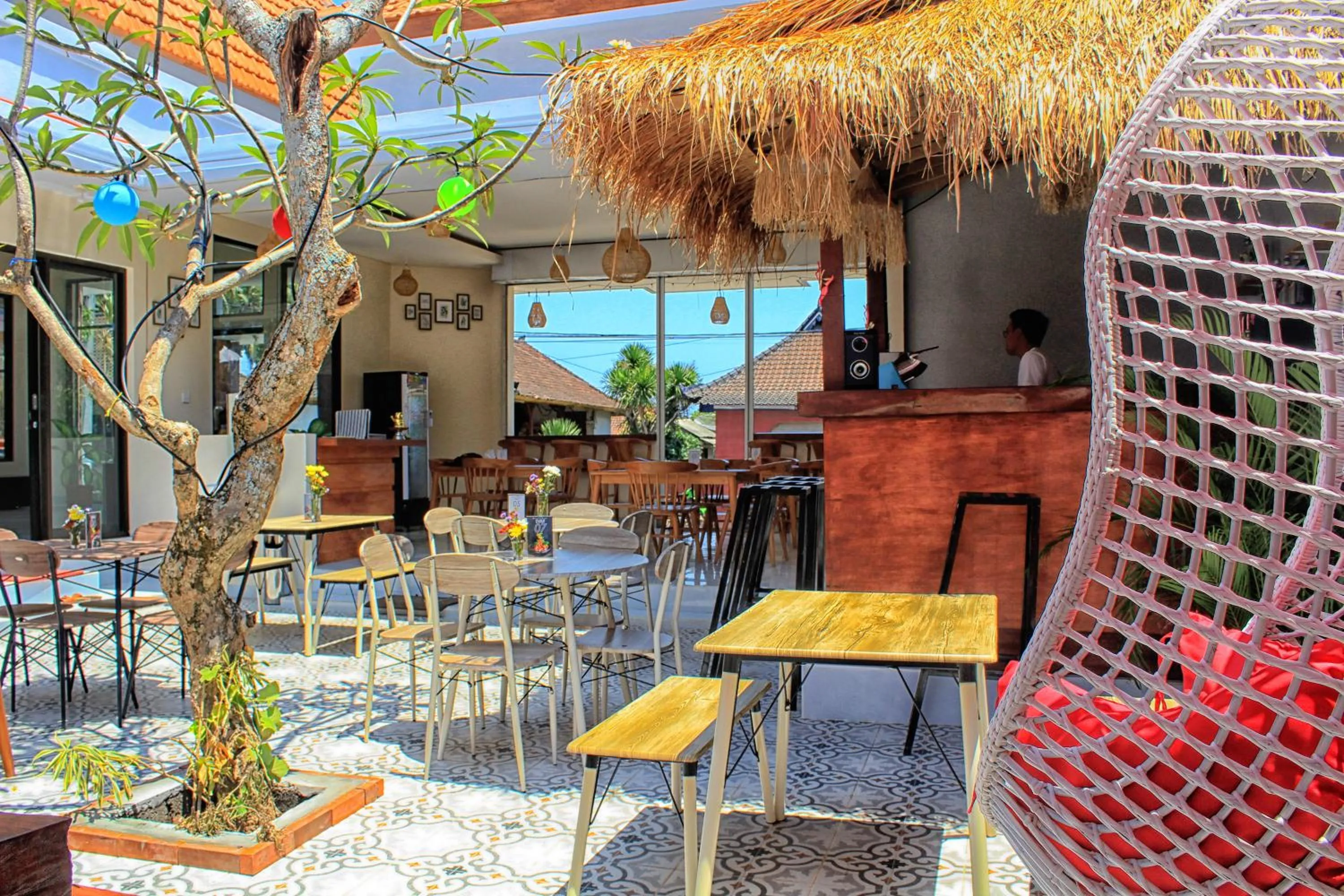 Restaurant/places to eat in La Mogi Cottage