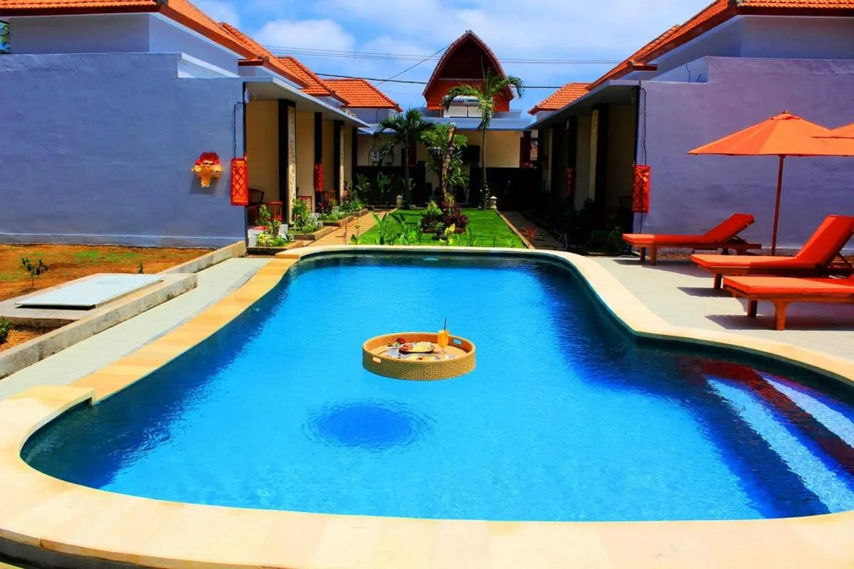 Swimming pool in La Mogi Cottage