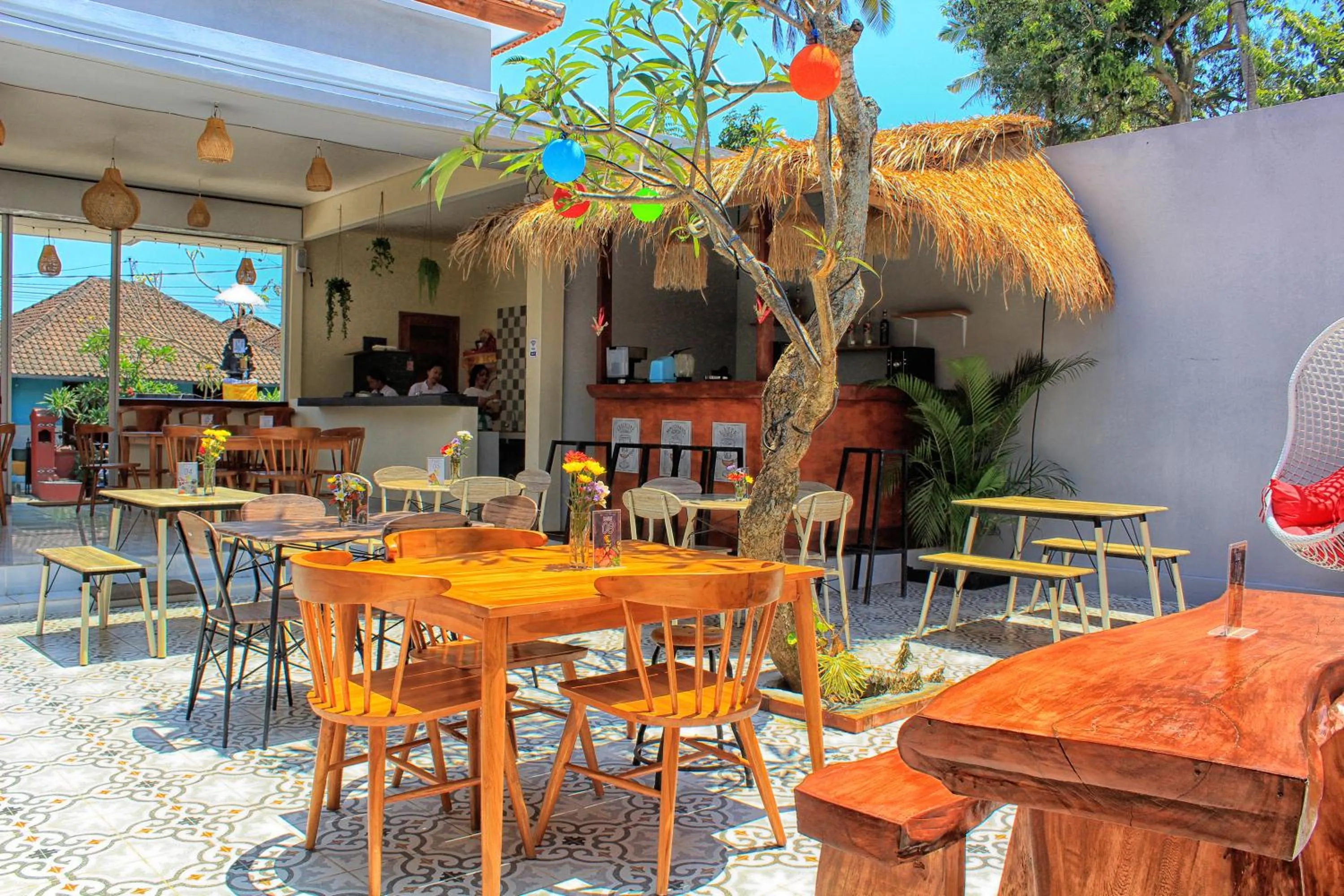 Restaurant/places to eat in La Mogi Cottage