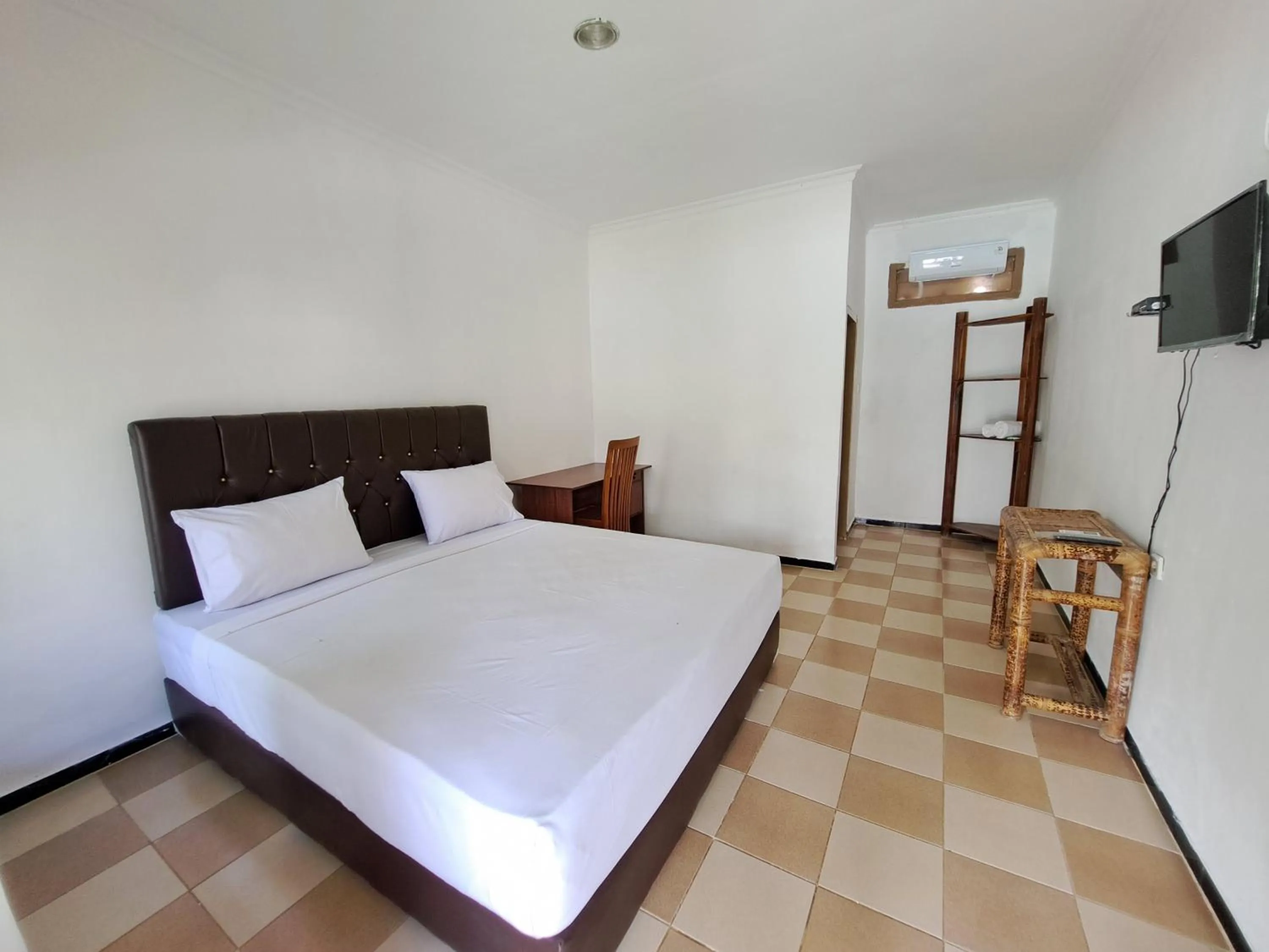 TV and multimedia, Bed in Surfers Beachfront Lombok