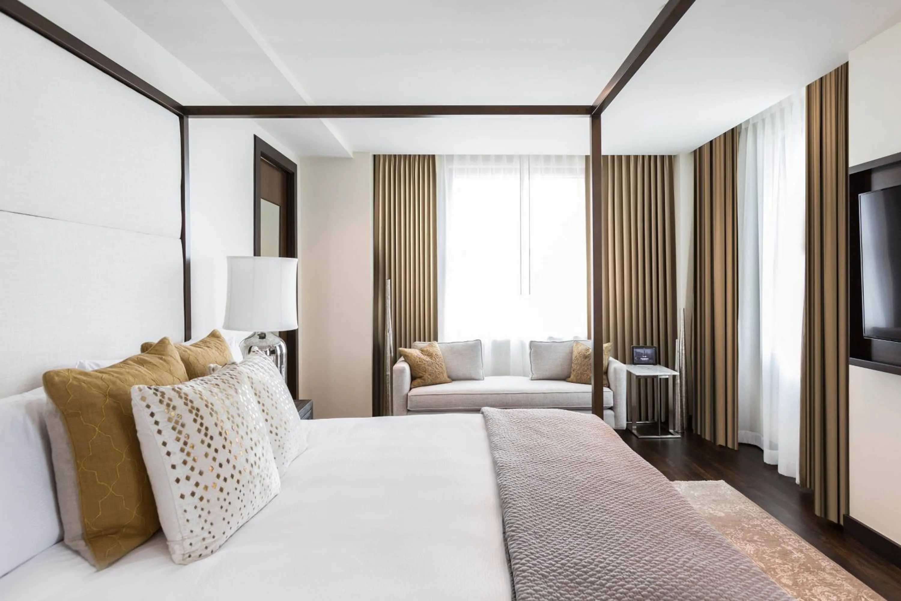 Photo of the whole room, Bed in JW Marriott Houston Downtown