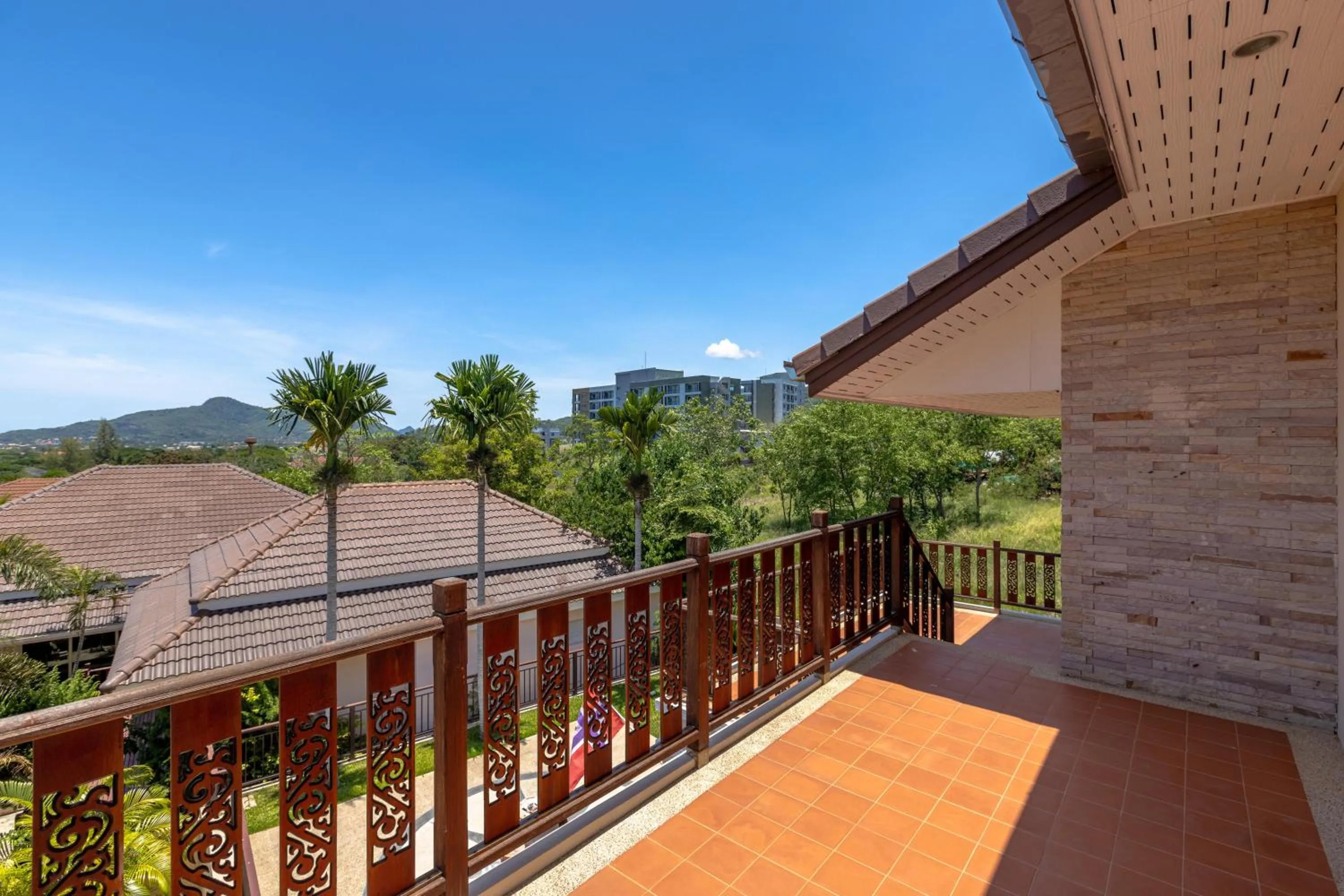 5 Bedroom Pool Villa Close To Town H5