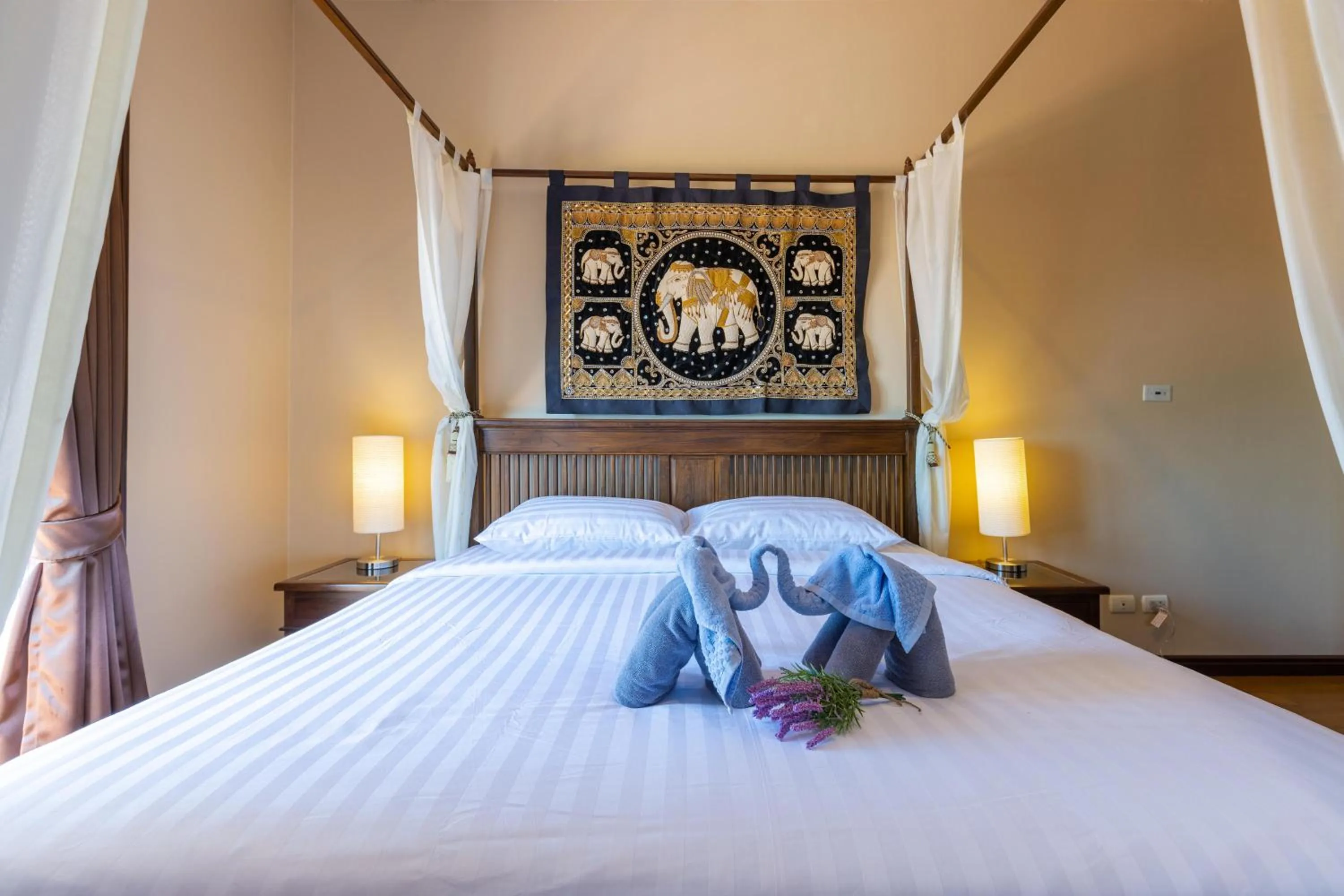 Bed in 5 Bedroom Pool Villa Close To Town H5