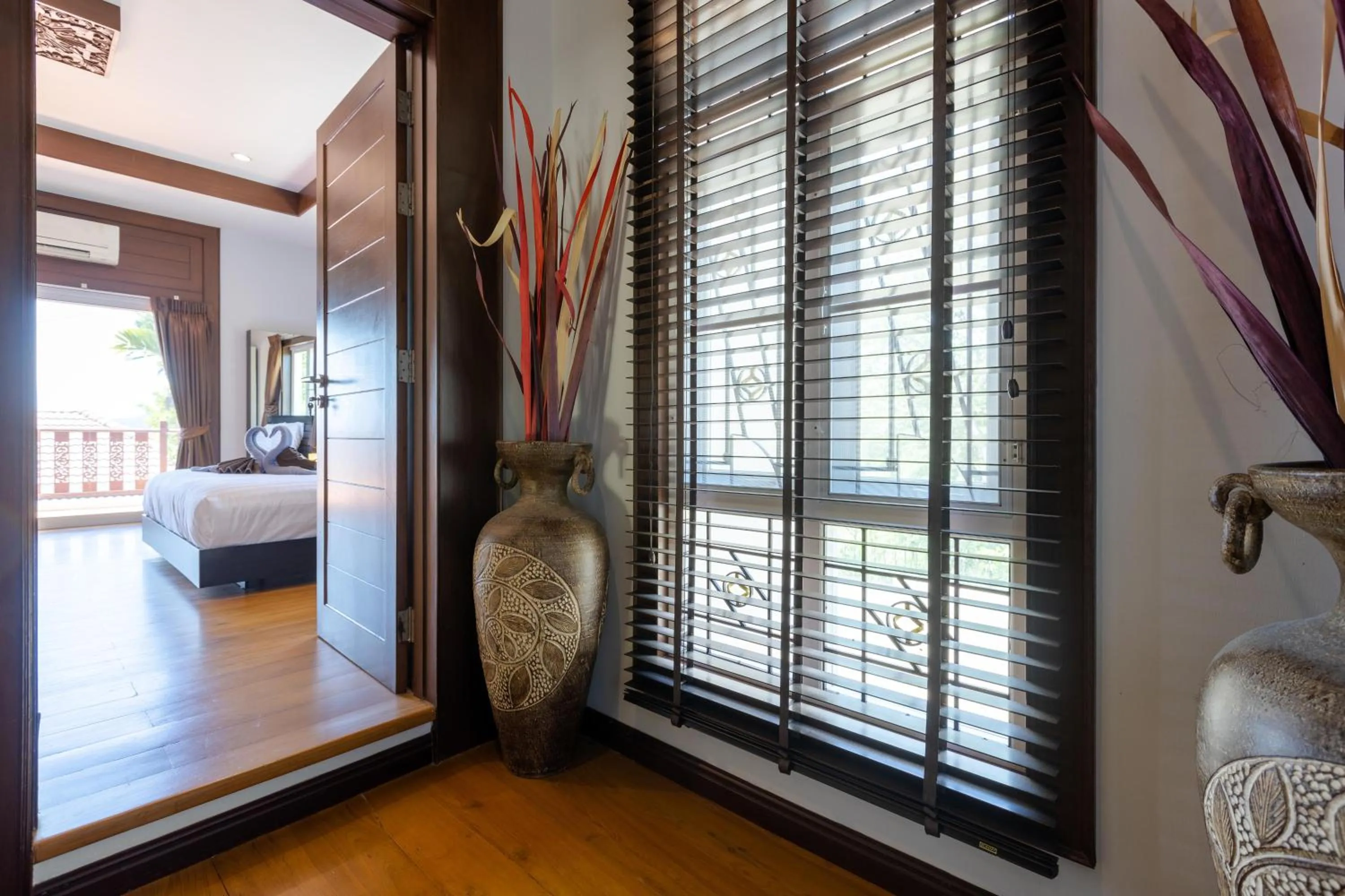 Bed in 5 Bedroom Pool Villa Close To Town H5