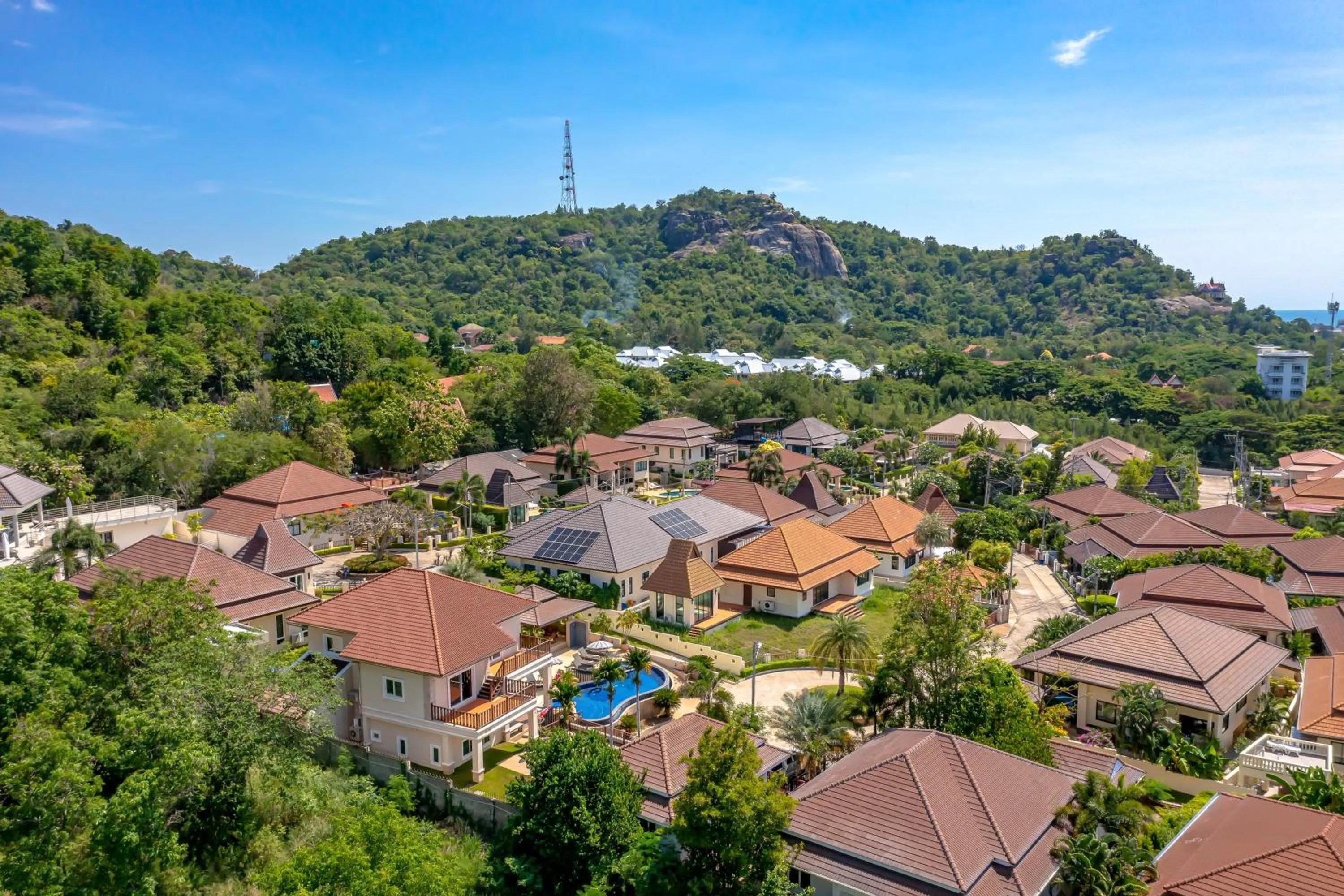 5 Bedroom Pool Villa Close To Town H5