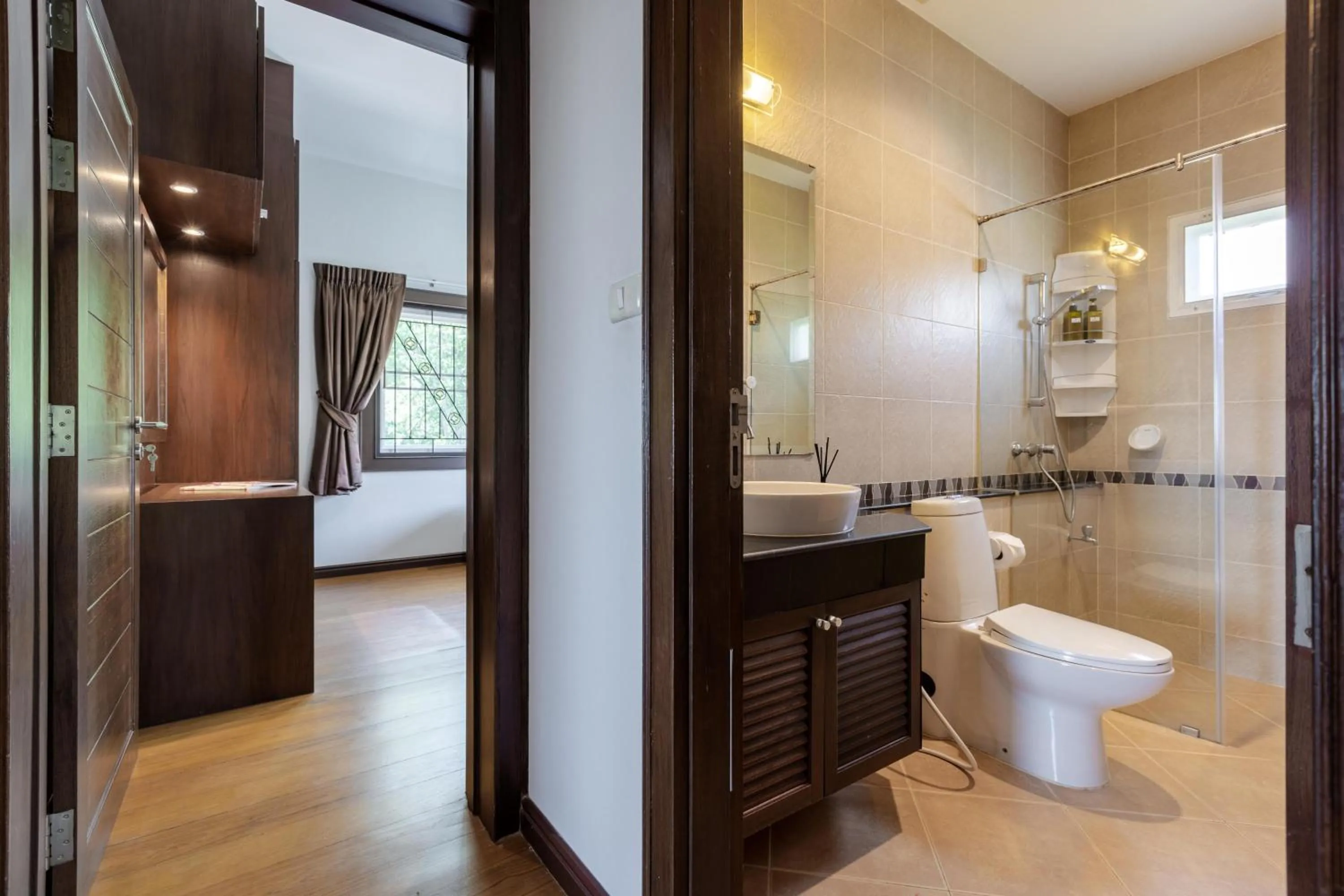 5 Bedroom Pool Villa Close To Town H5