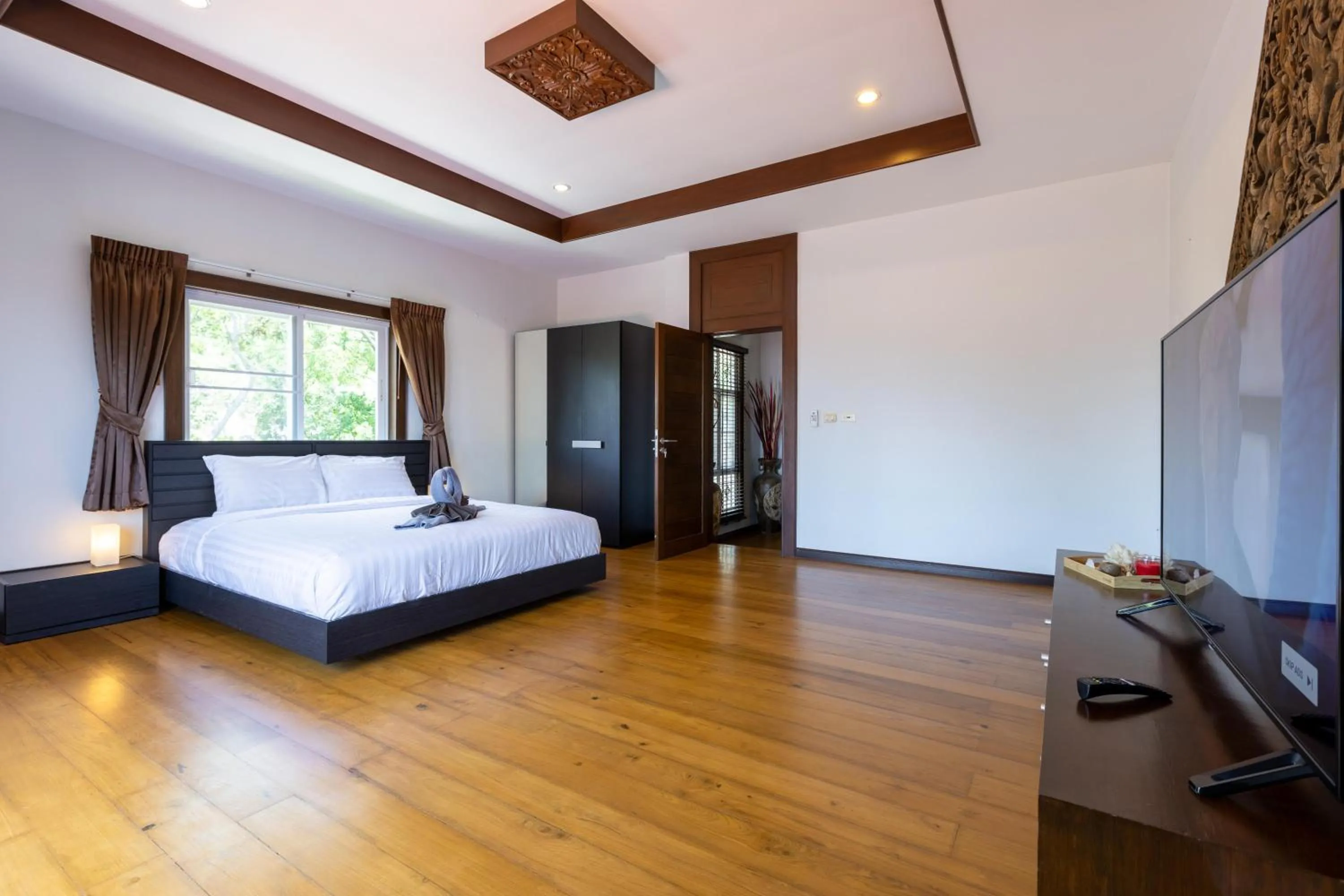 Bed in 5 Bedroom Pool Villa Close To Town H5