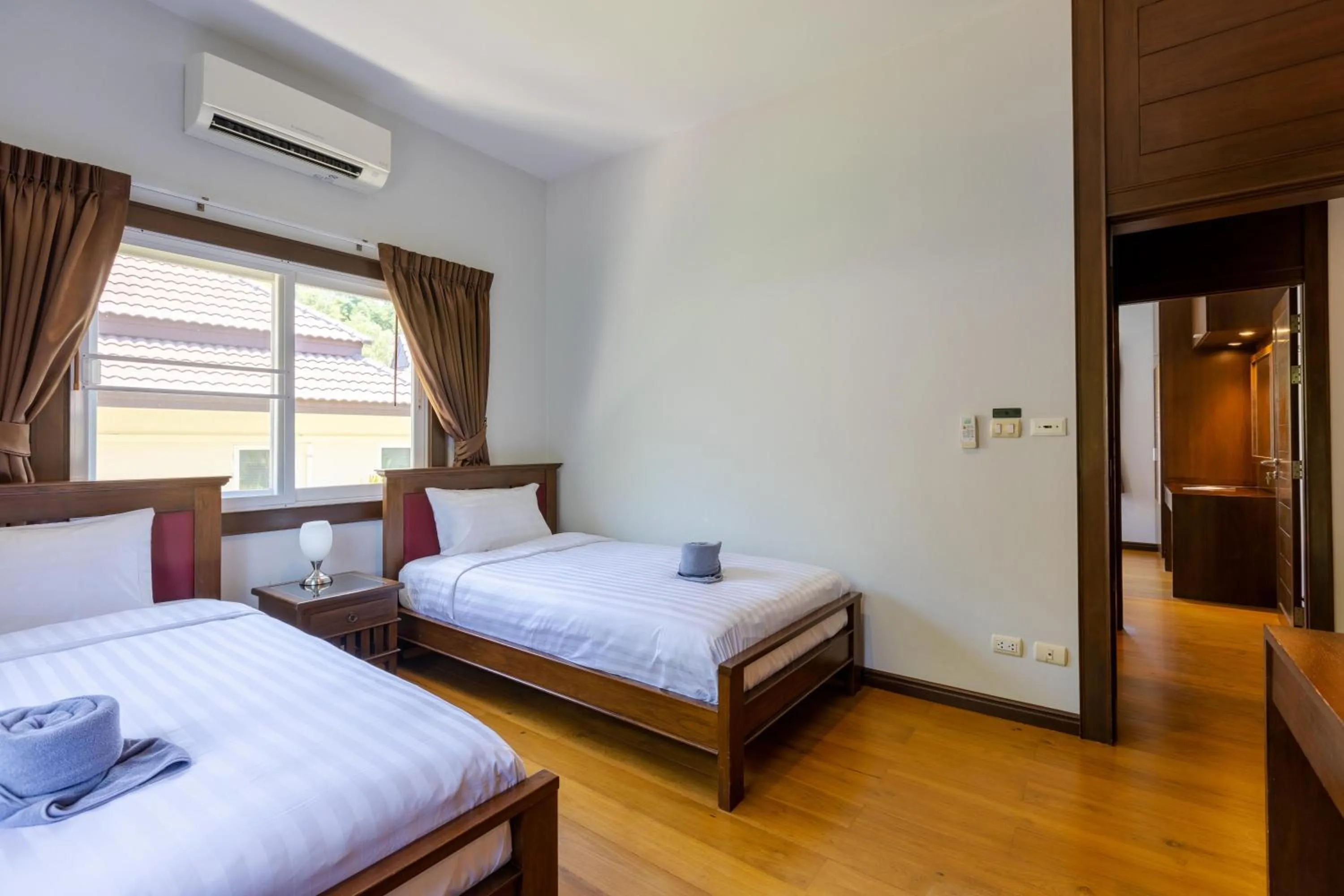 Bed in 5 Bedroom Pool Villa Close To Town H5