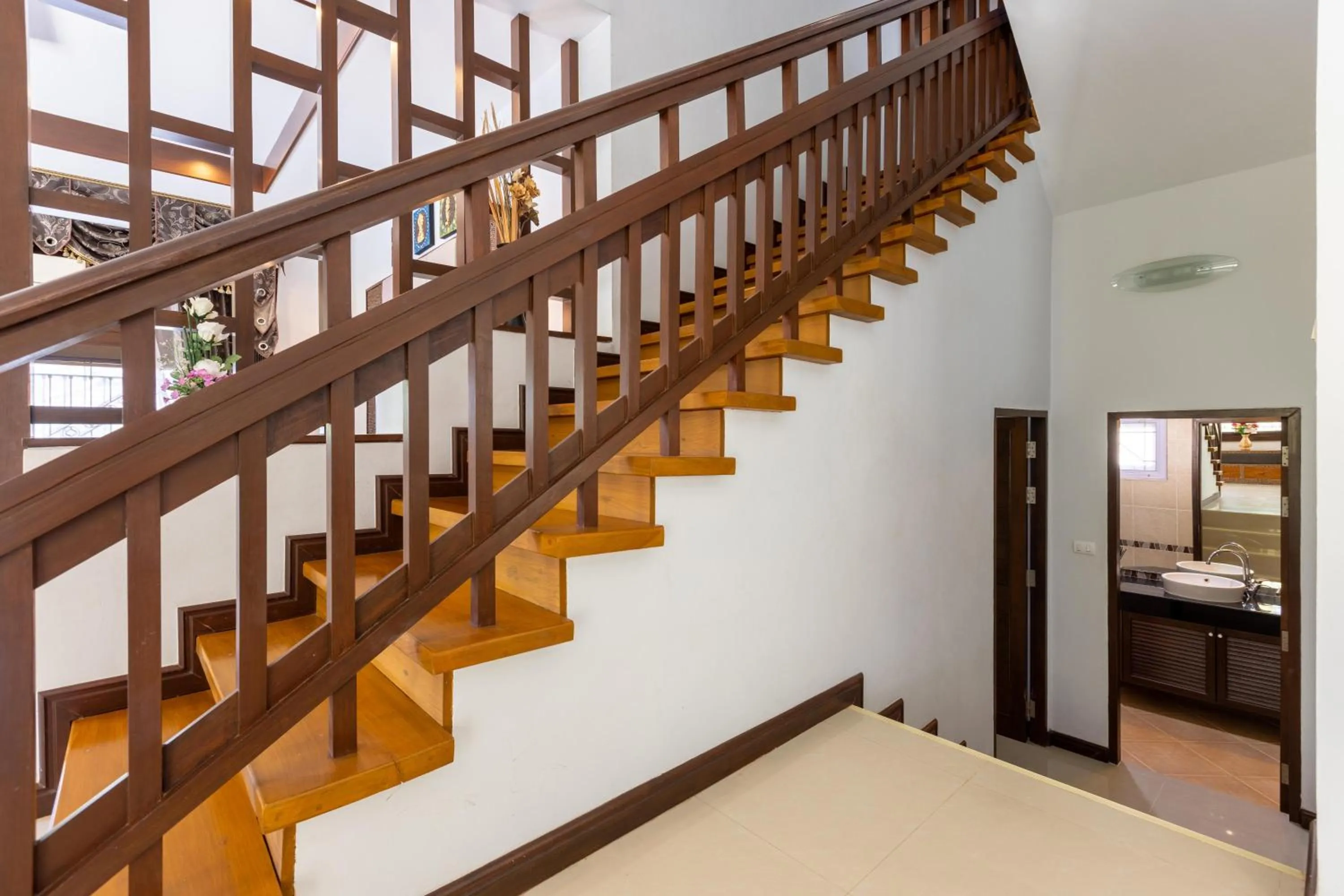 5 Bedroom Pool Villa Close To Town H5