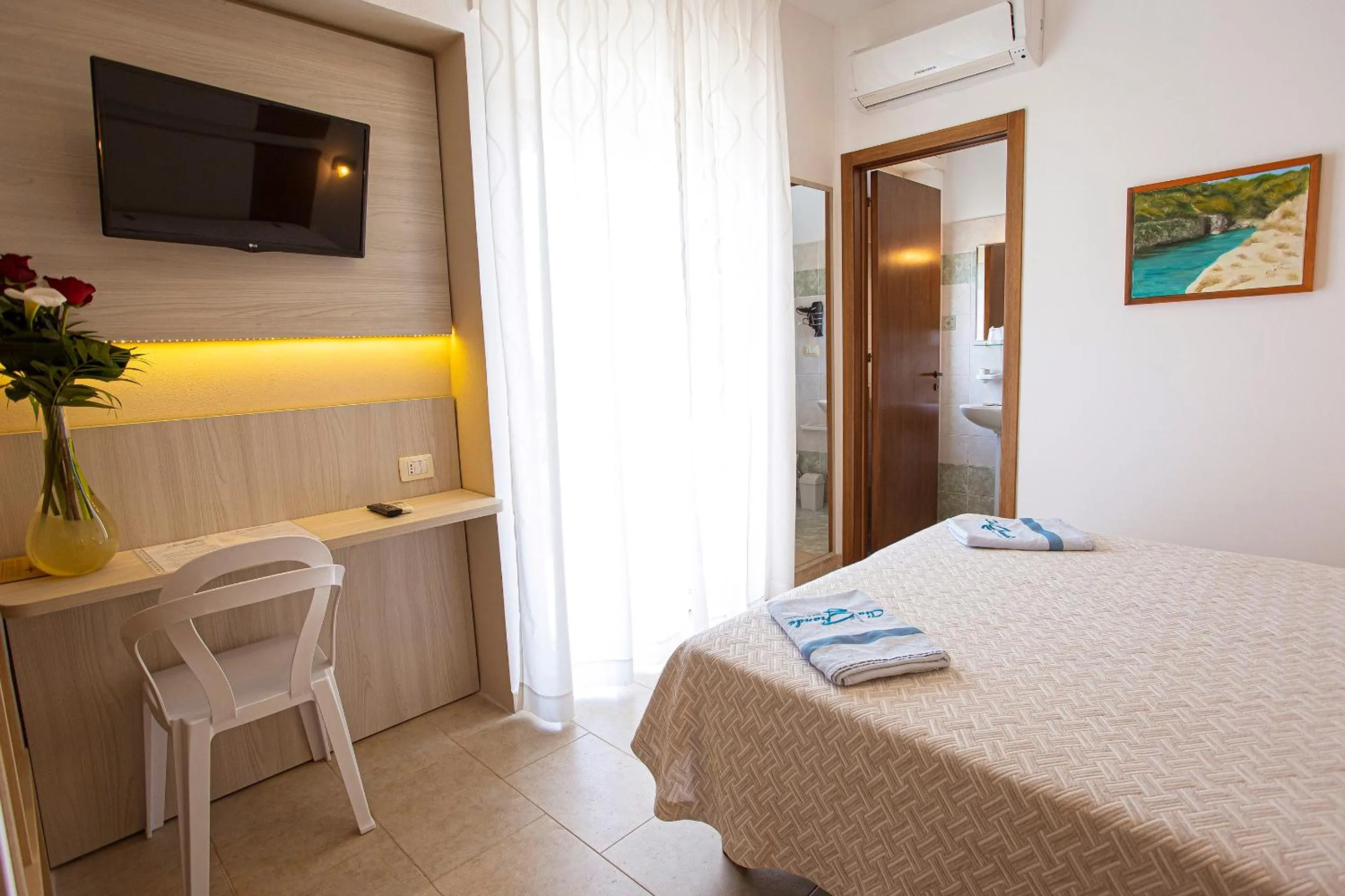 Photo of the whole room, Bed in Aia Grande