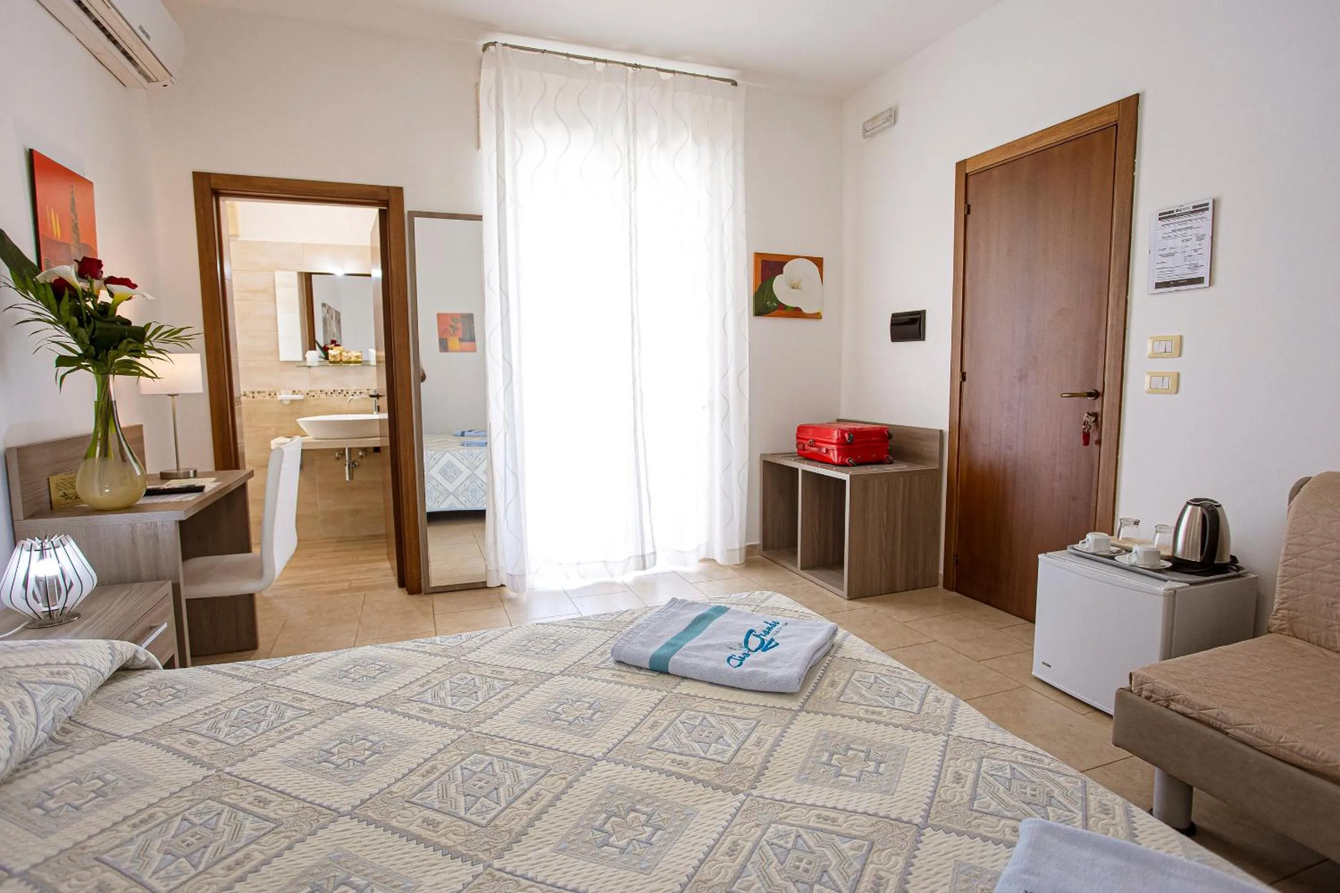 Photo of the whole room, Bed in Aia Grande