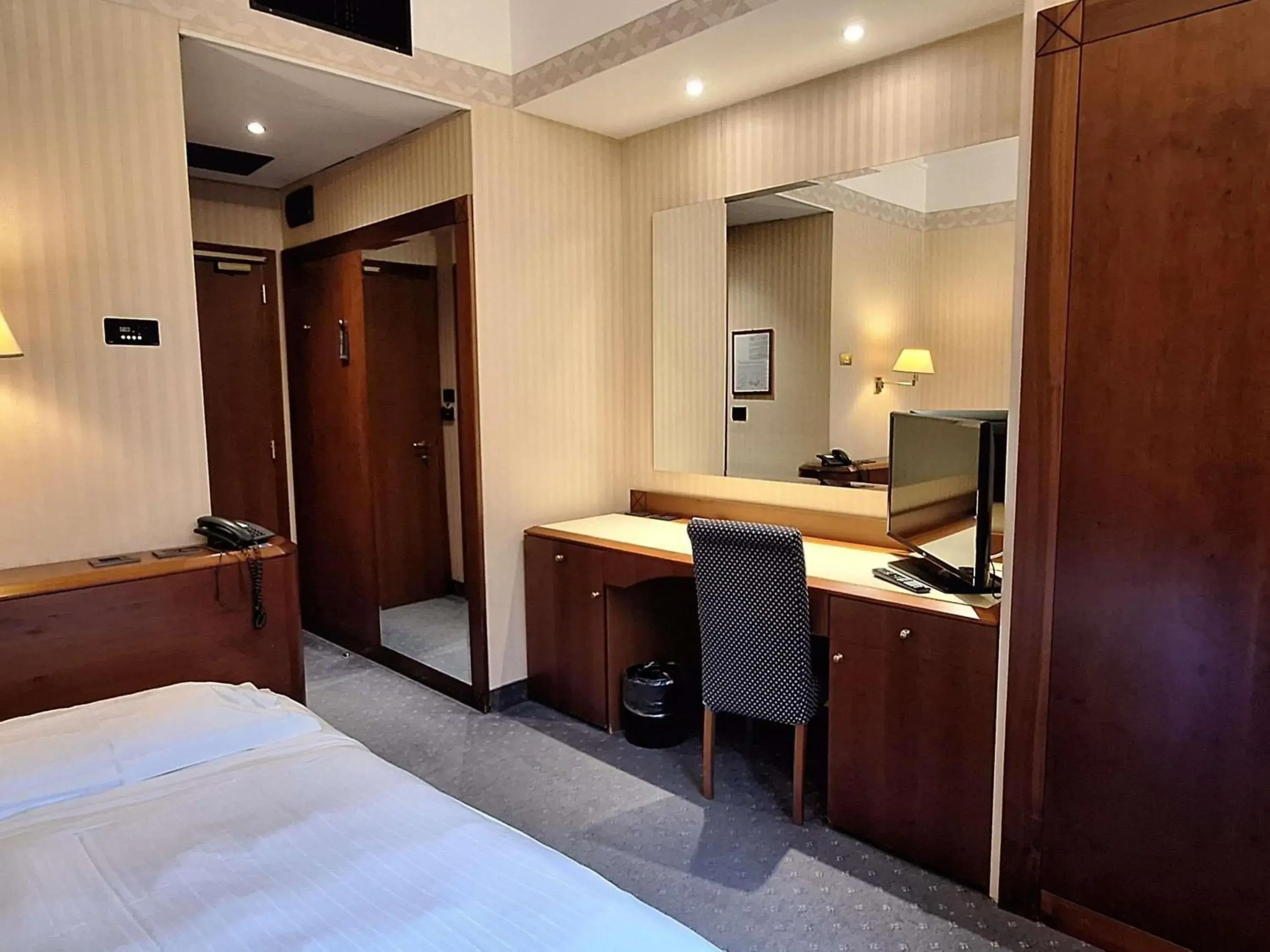 Single Room in Mercure Reggio Emilia Centro Astoria Single Room in Mercure Reggio Emilia Centro Astoria