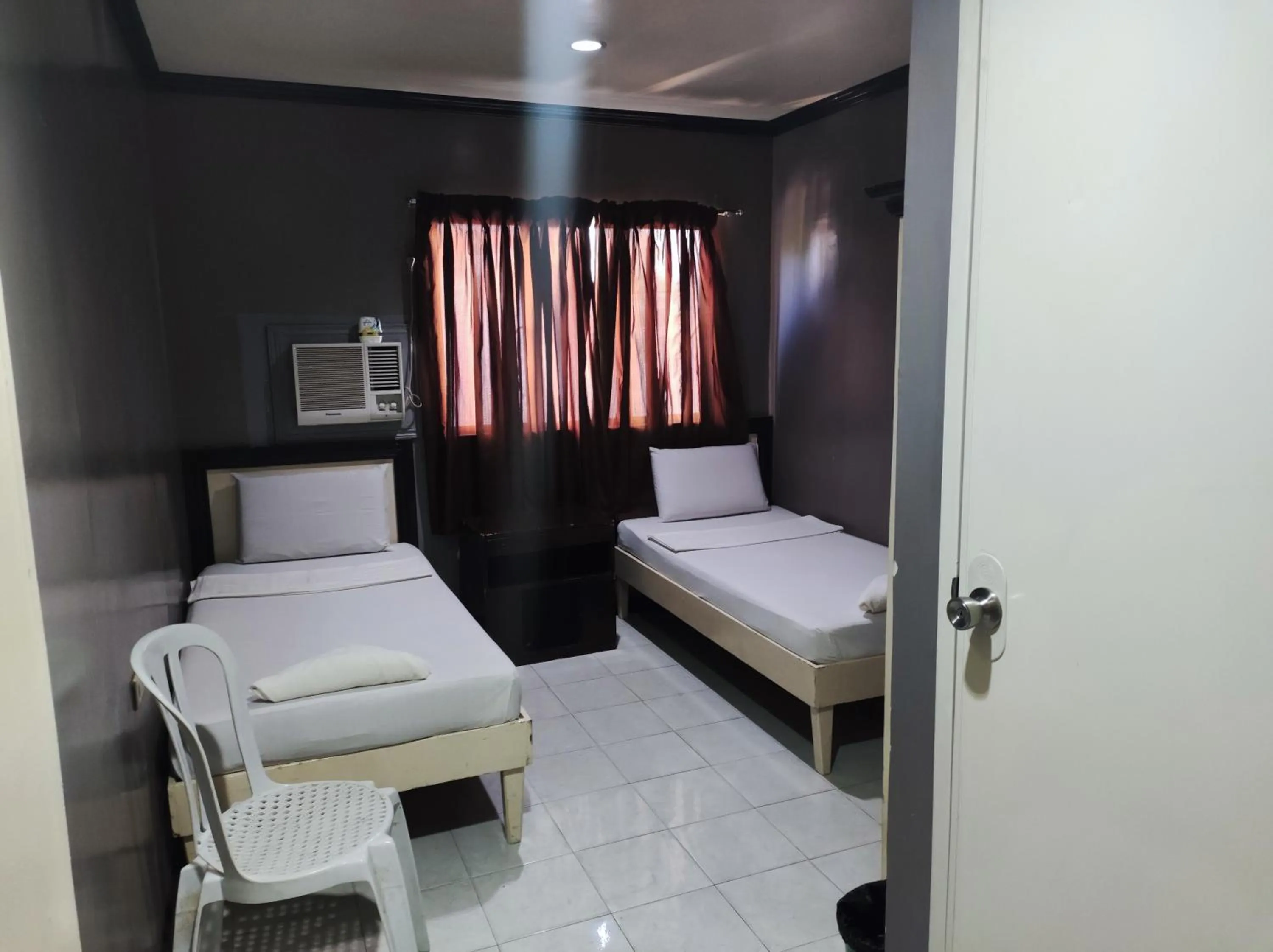 Photo of the whole room, Bed in Parkview Hotel