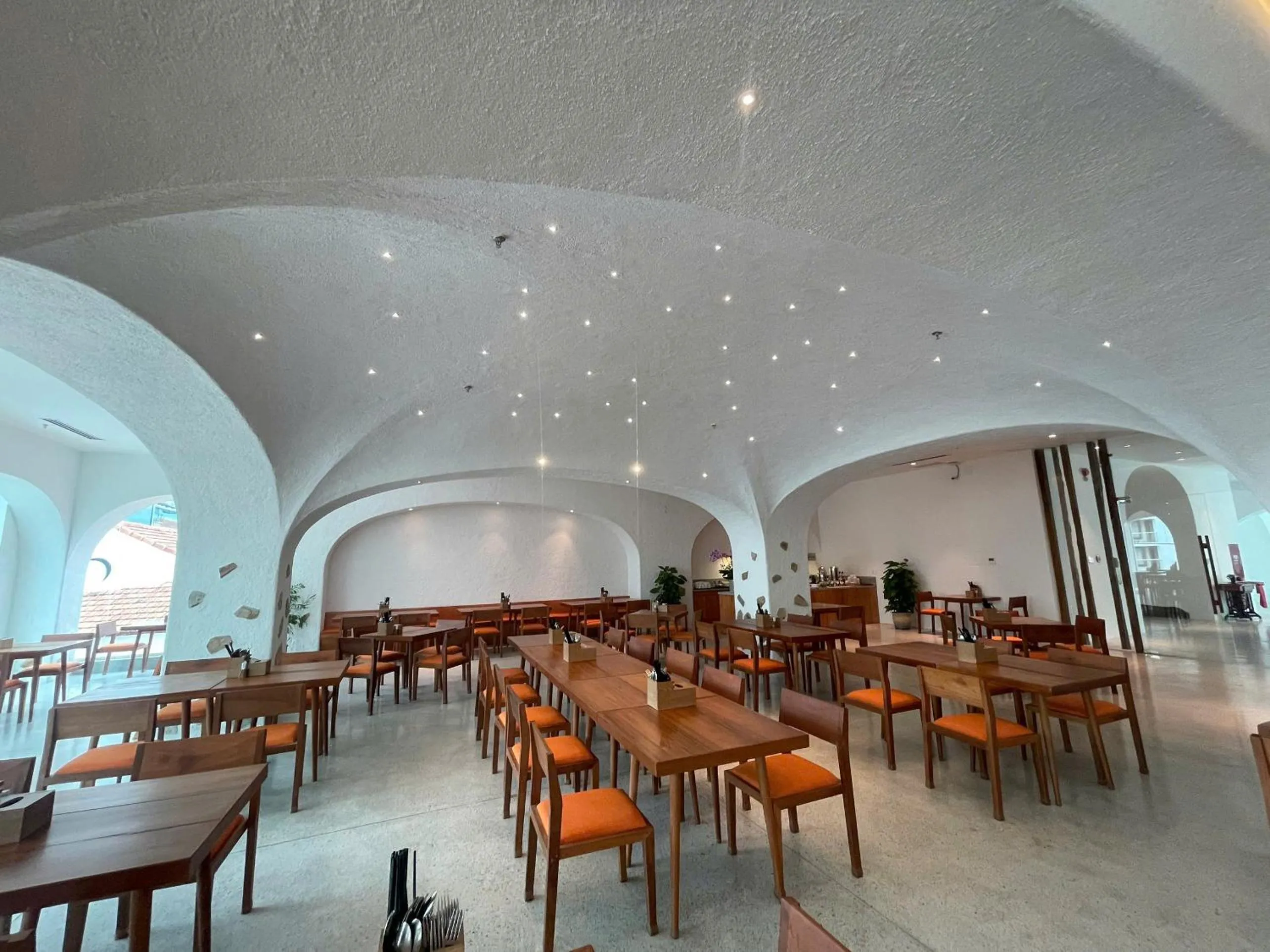 Restaurant/places to eat in Green World Hotel Nha Trang