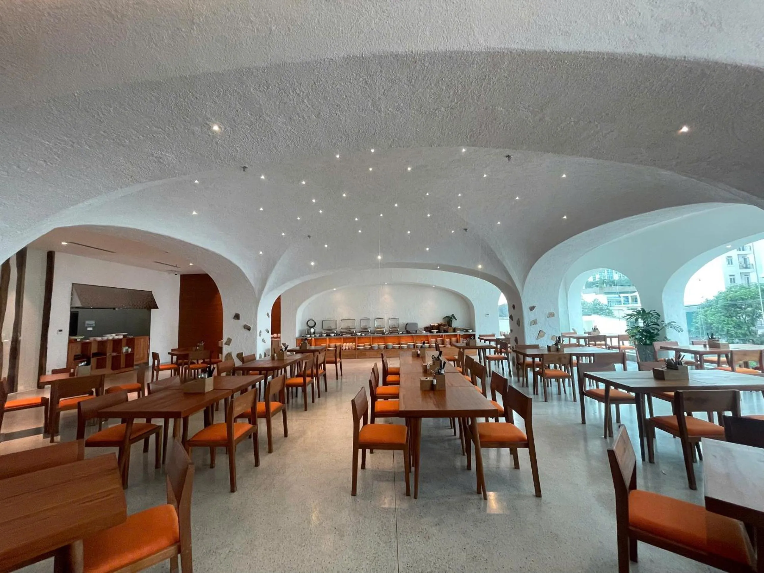 Restaurant/places to eat in Green World Hotel Nha Trang