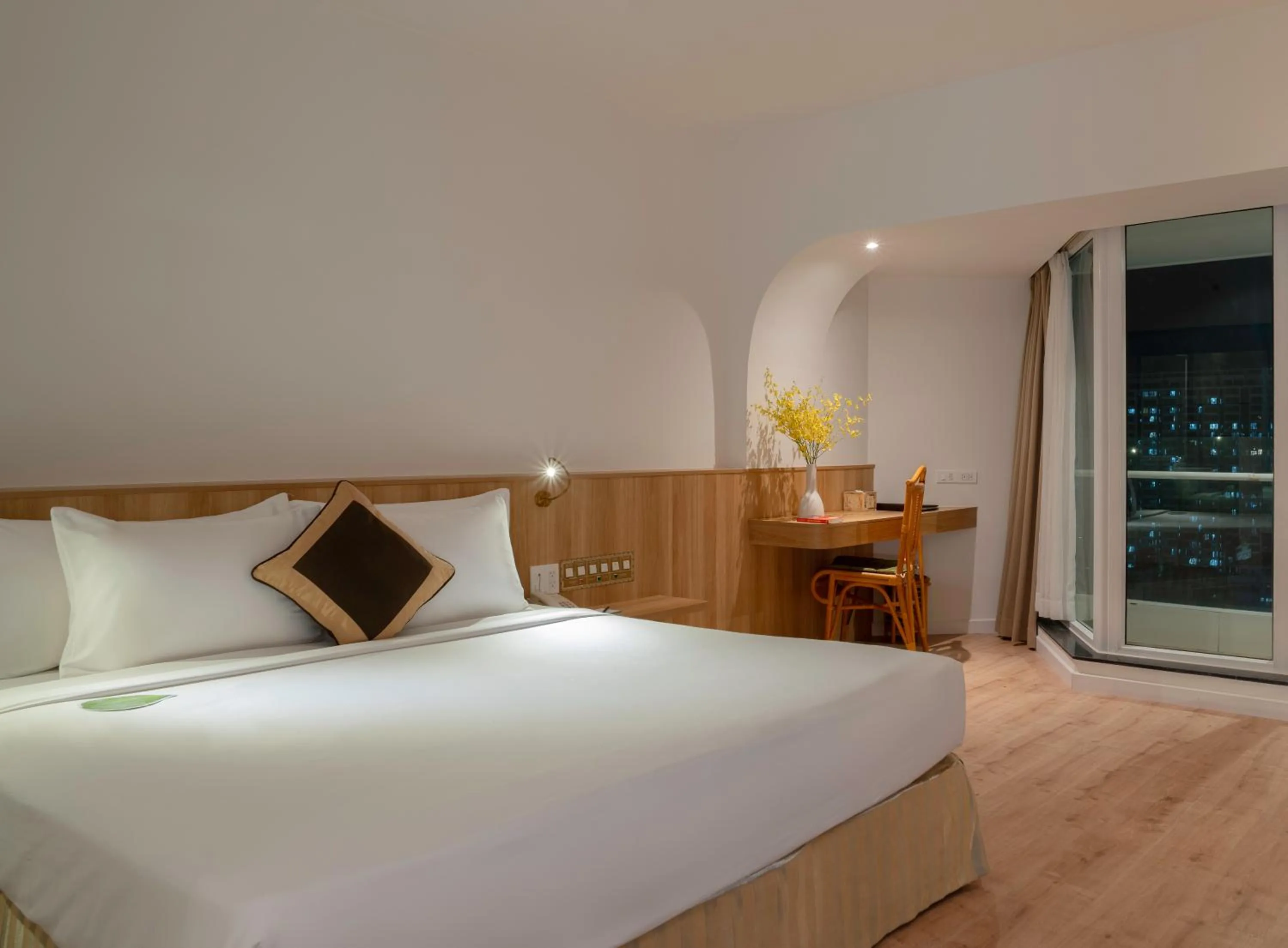 Sunset Mountain View with Balcony in Green World Hotel Nha Trang