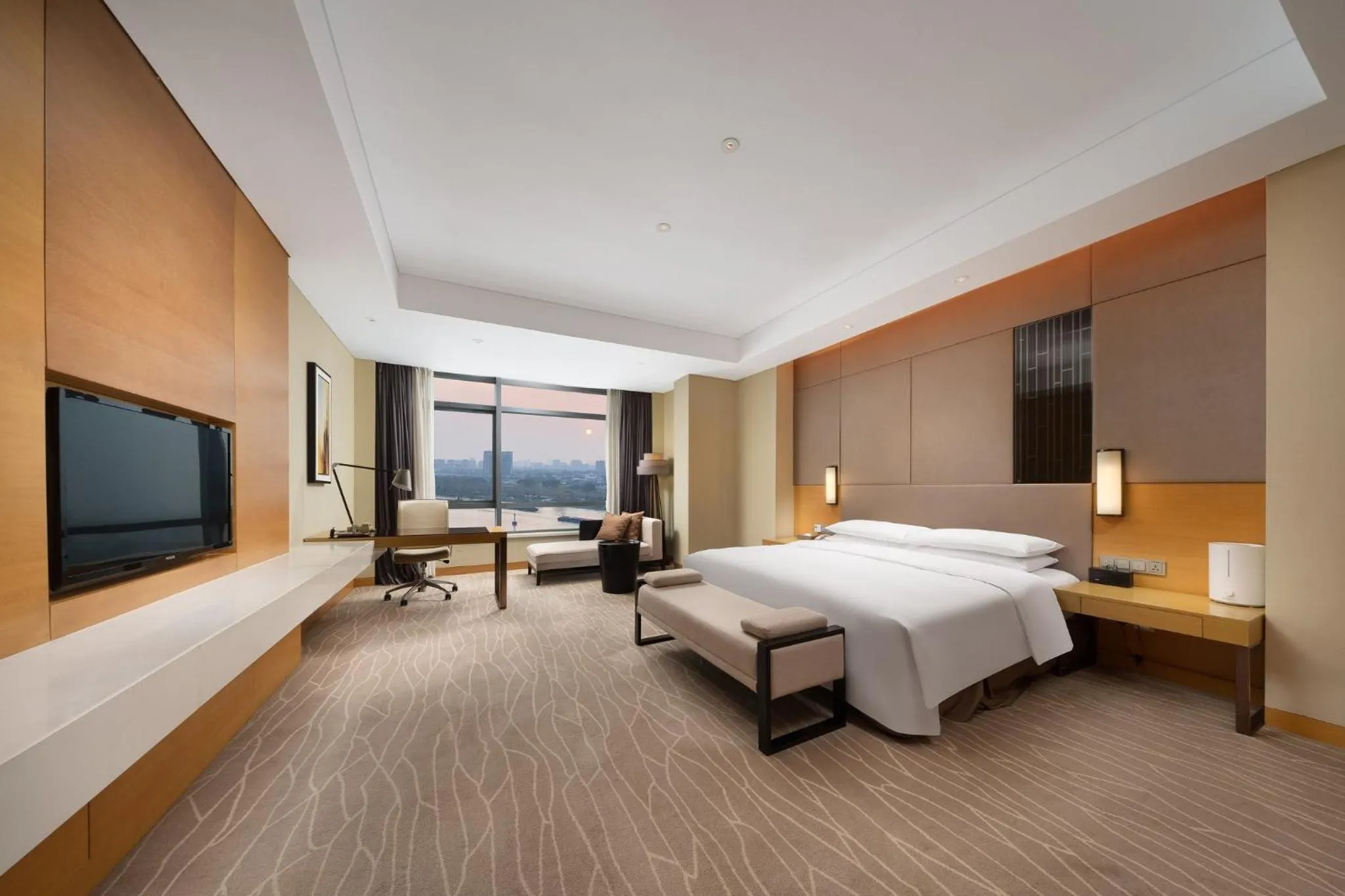 Photo of the whole room, Bed in Crowne Plaza Yangzhou by IHG