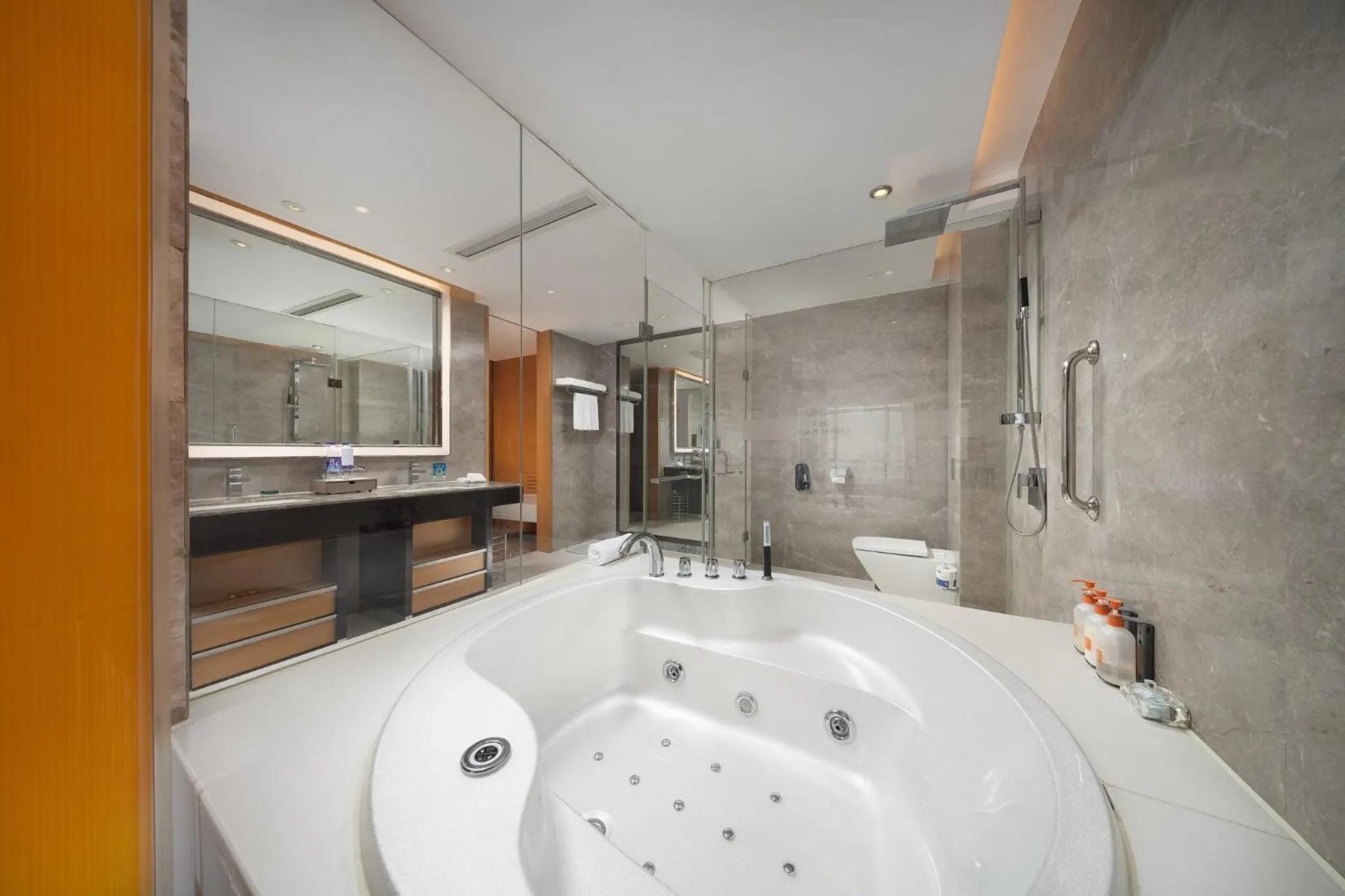 Photo of the whole room in Crowne Plaza Yangzhou by IHG