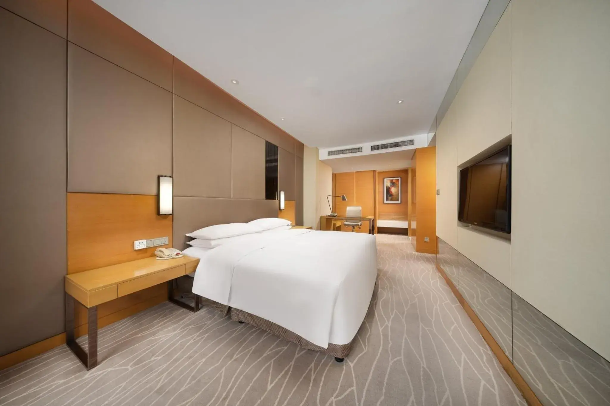 Standard King Room with Lake View - Lounge Access in Crowne Plaza Yangzhou, an IHG Hotel Standard King Room with Lake View - Lounge Access in Crowne Plaza Yangzhou, an IHG Hotel