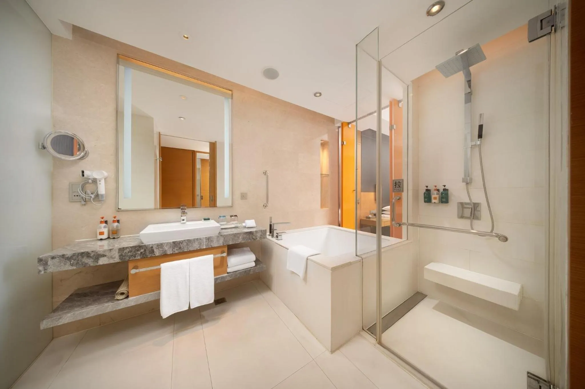 Photo of the whole room in Crowne Plaza Yangzhou by IHG