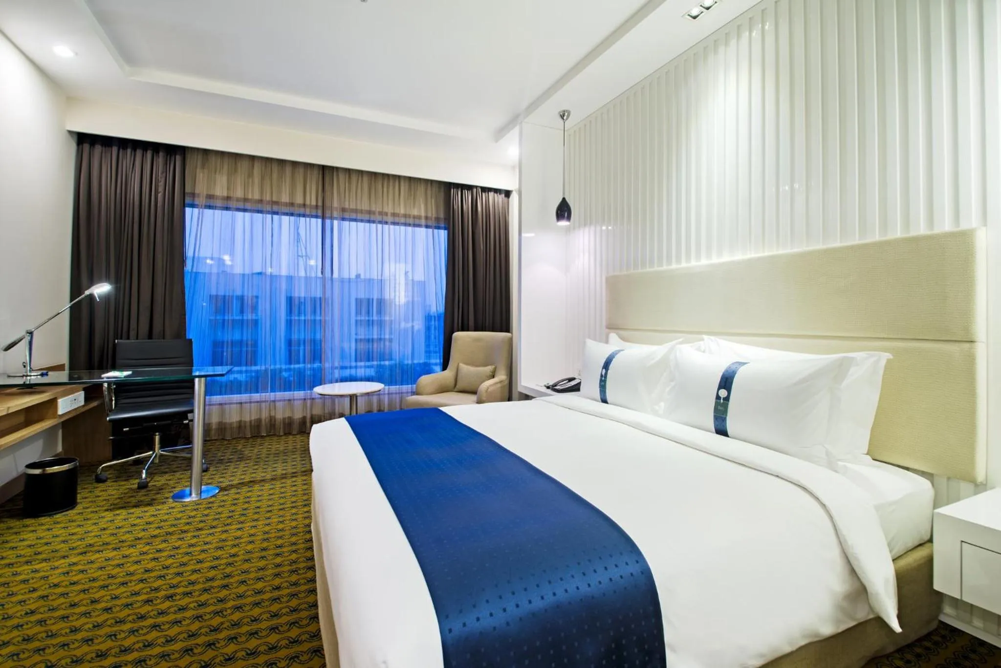 Photo of the whole room, Bed in Holiday Inn Amritsar Ranjit Avenue by IHG