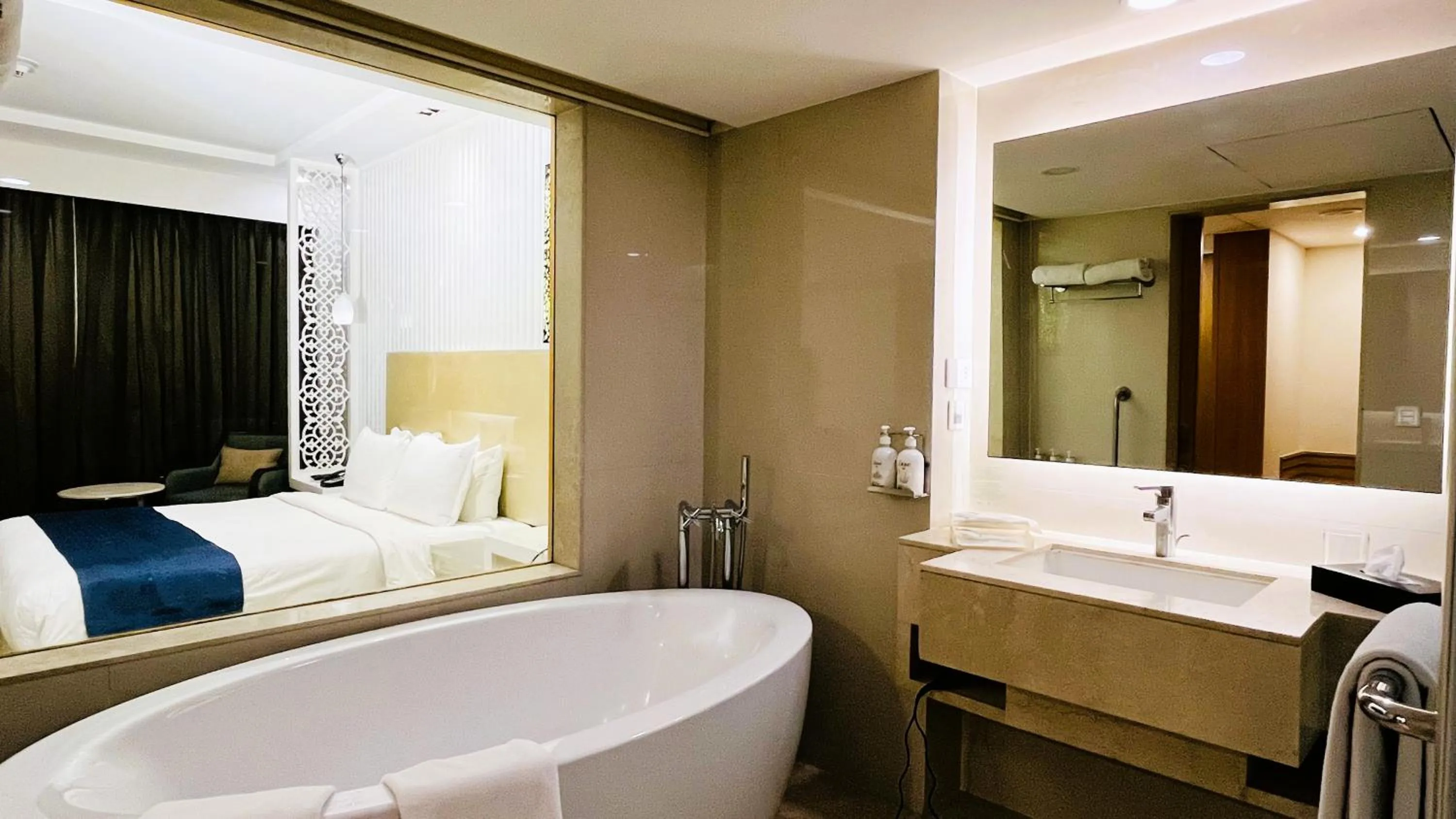Bathroom, Bed in Holiday Inn Amritsar Ranjit Avenue by IHG