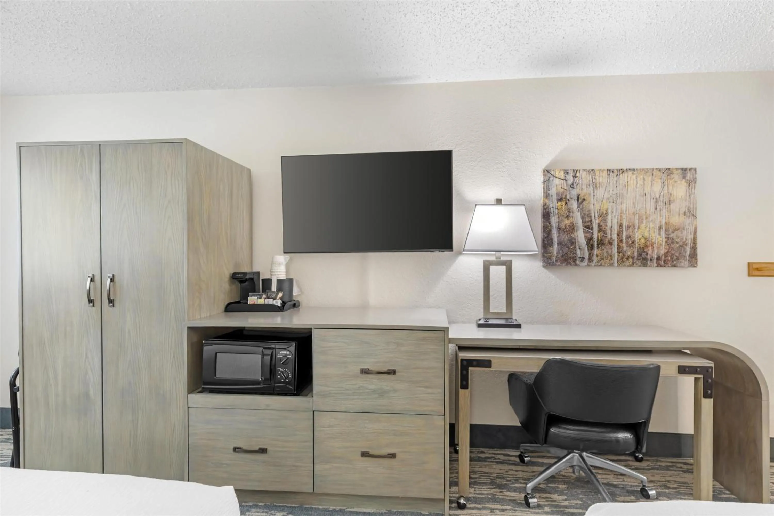 Bedroom in Best Western Alpenglo Lodge