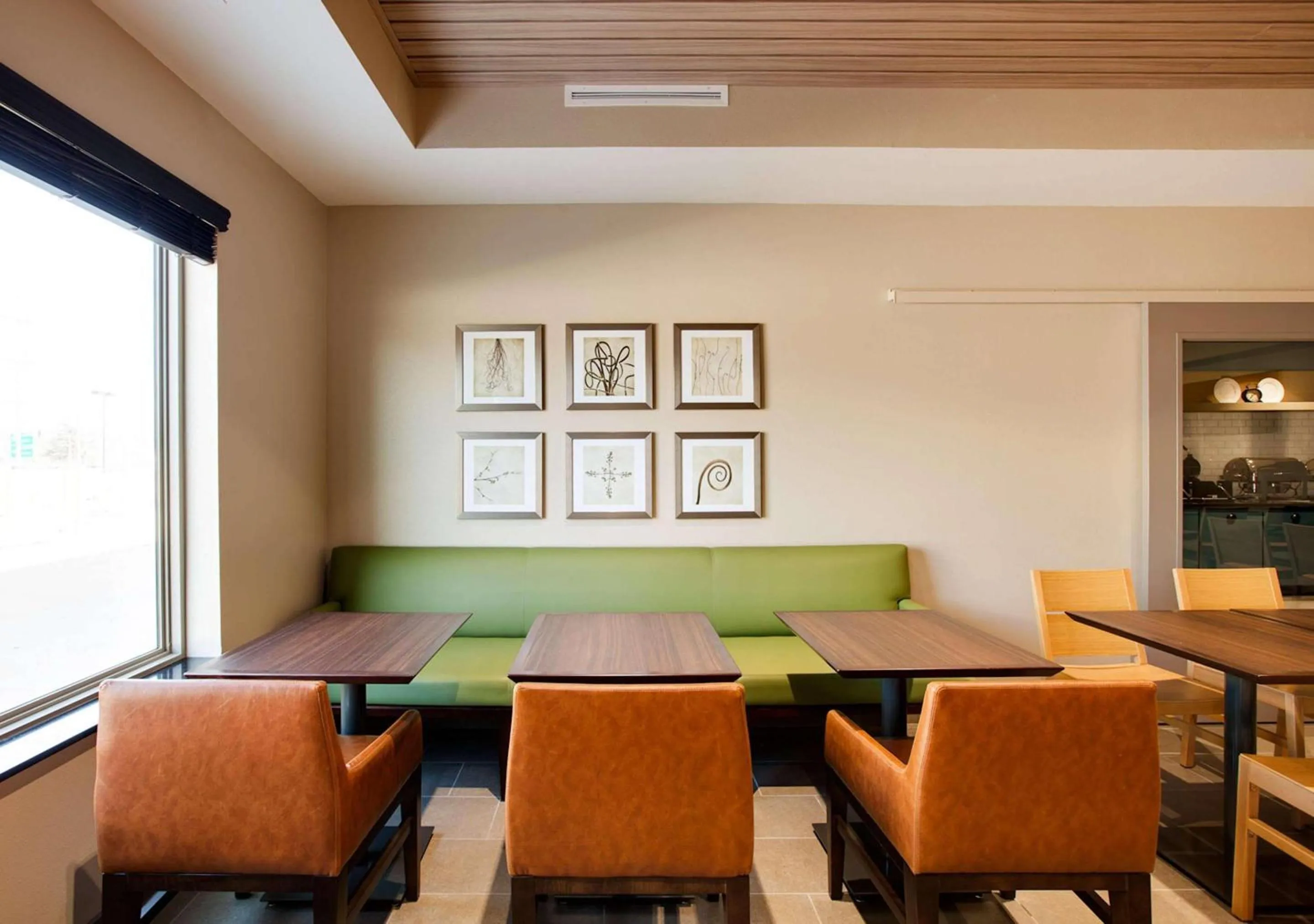 Breakfast in Country Inn & Suites by Radisson, Springfield Southeast