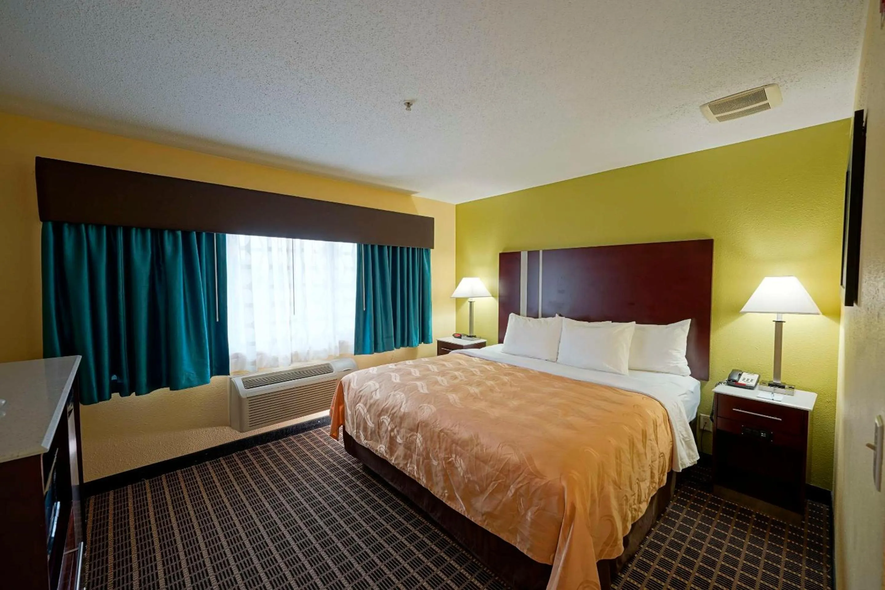 Bedroom, Bed in Quality Inn & Suites Harrington - Milford