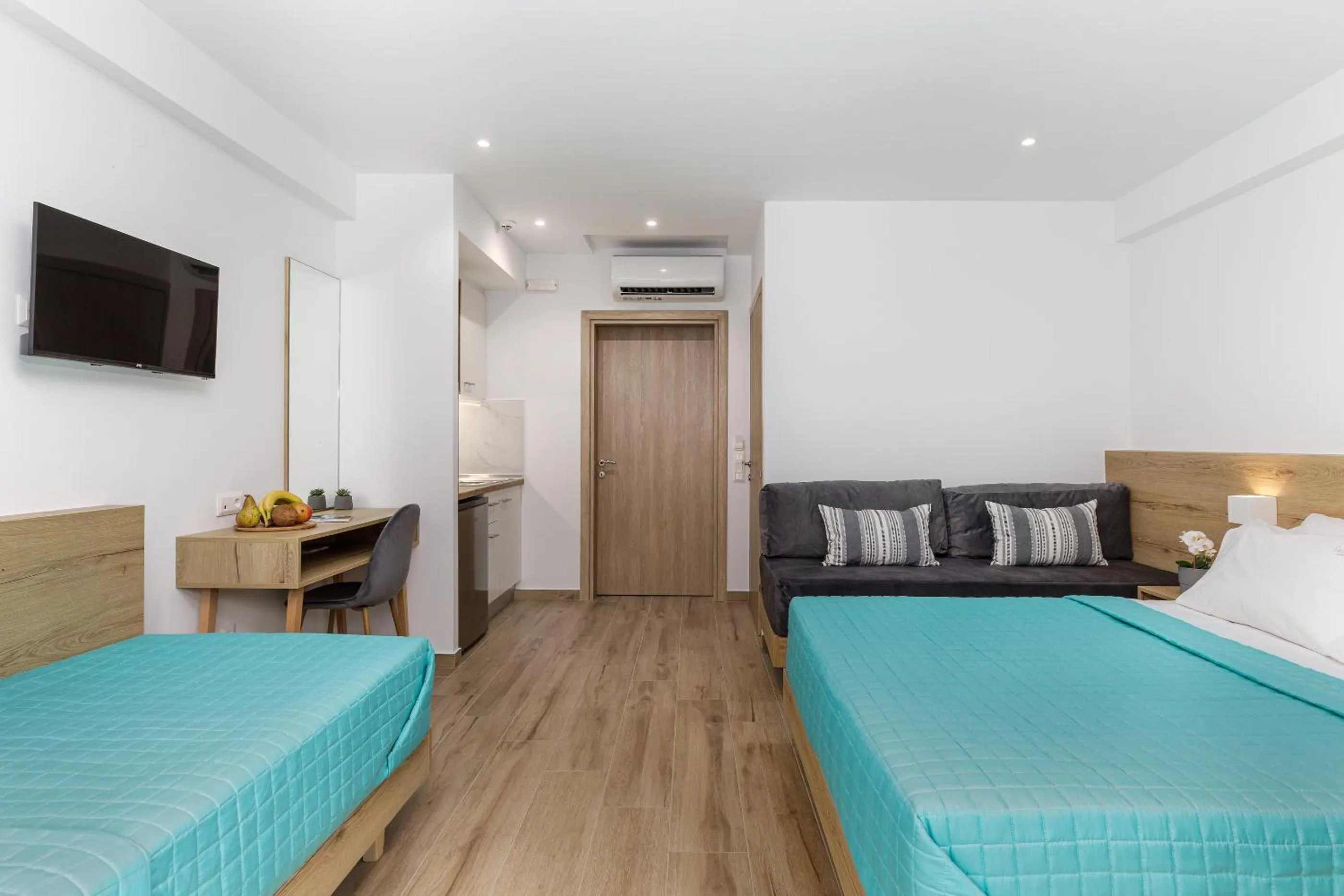 Photo of the whole room, Bed in Anassa Suites