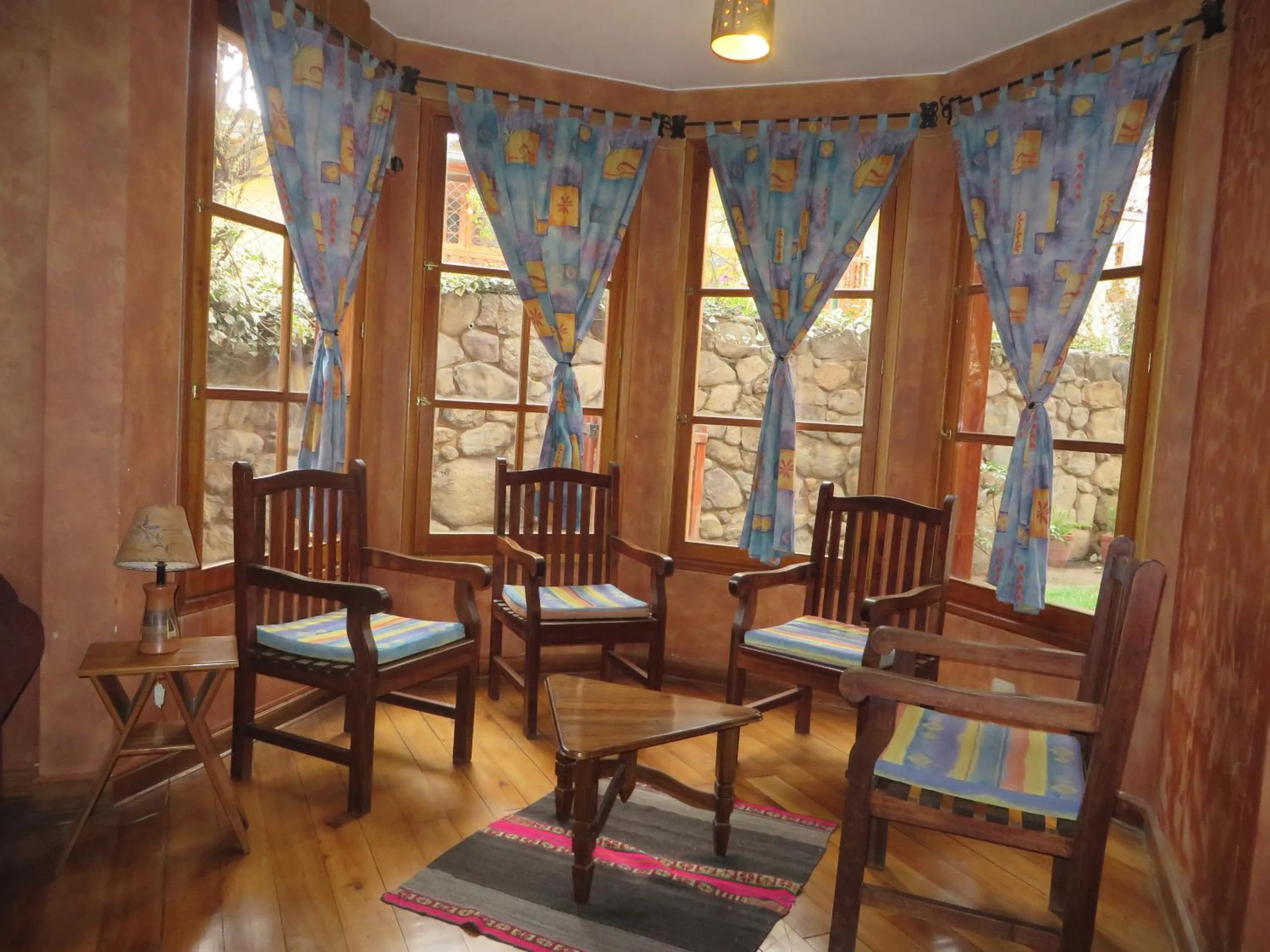 Communal lounge/ TV room in Hotel Pakaritampu