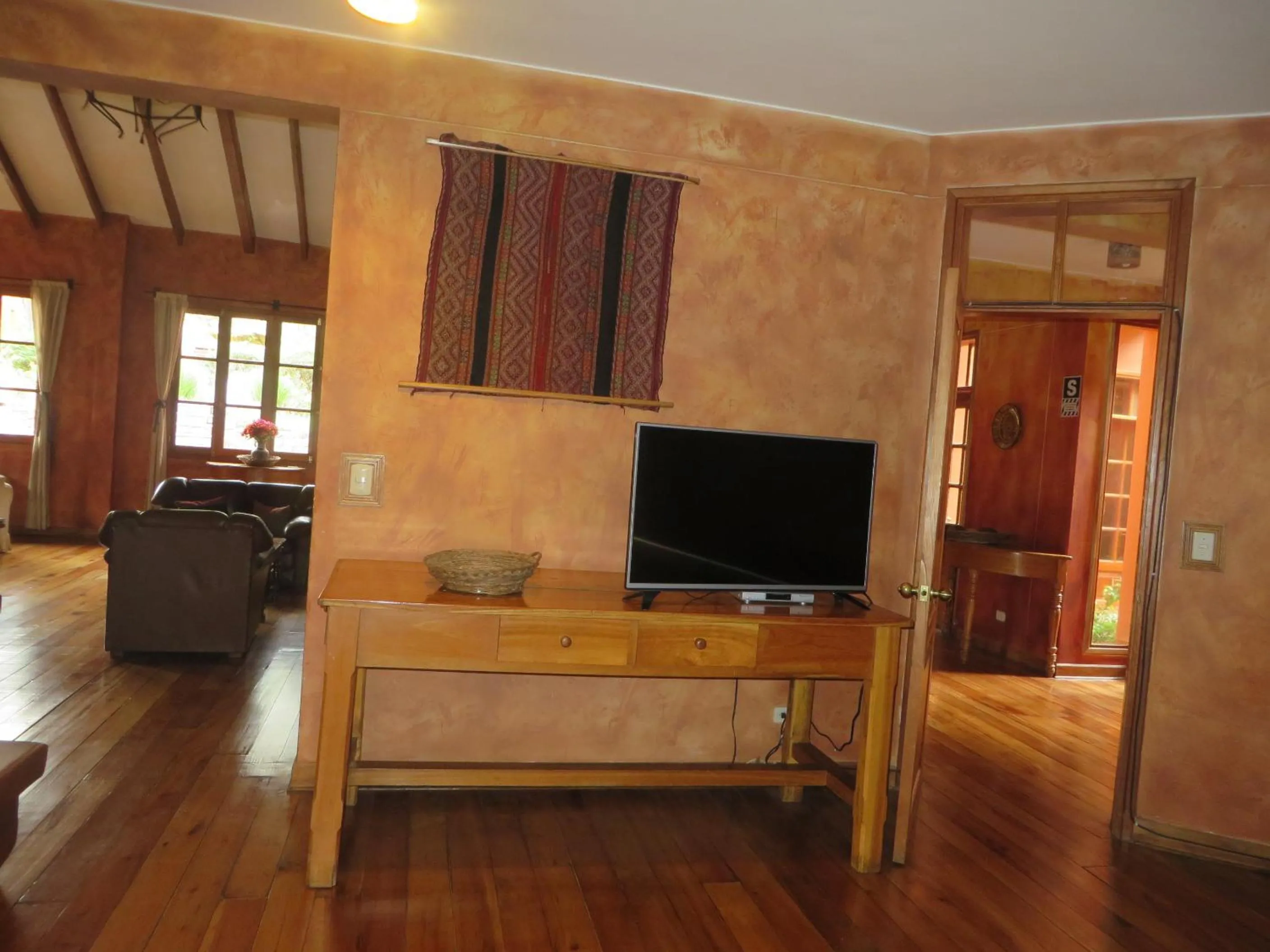 Communal lounge/ TV room in Hotel Pakaritampu