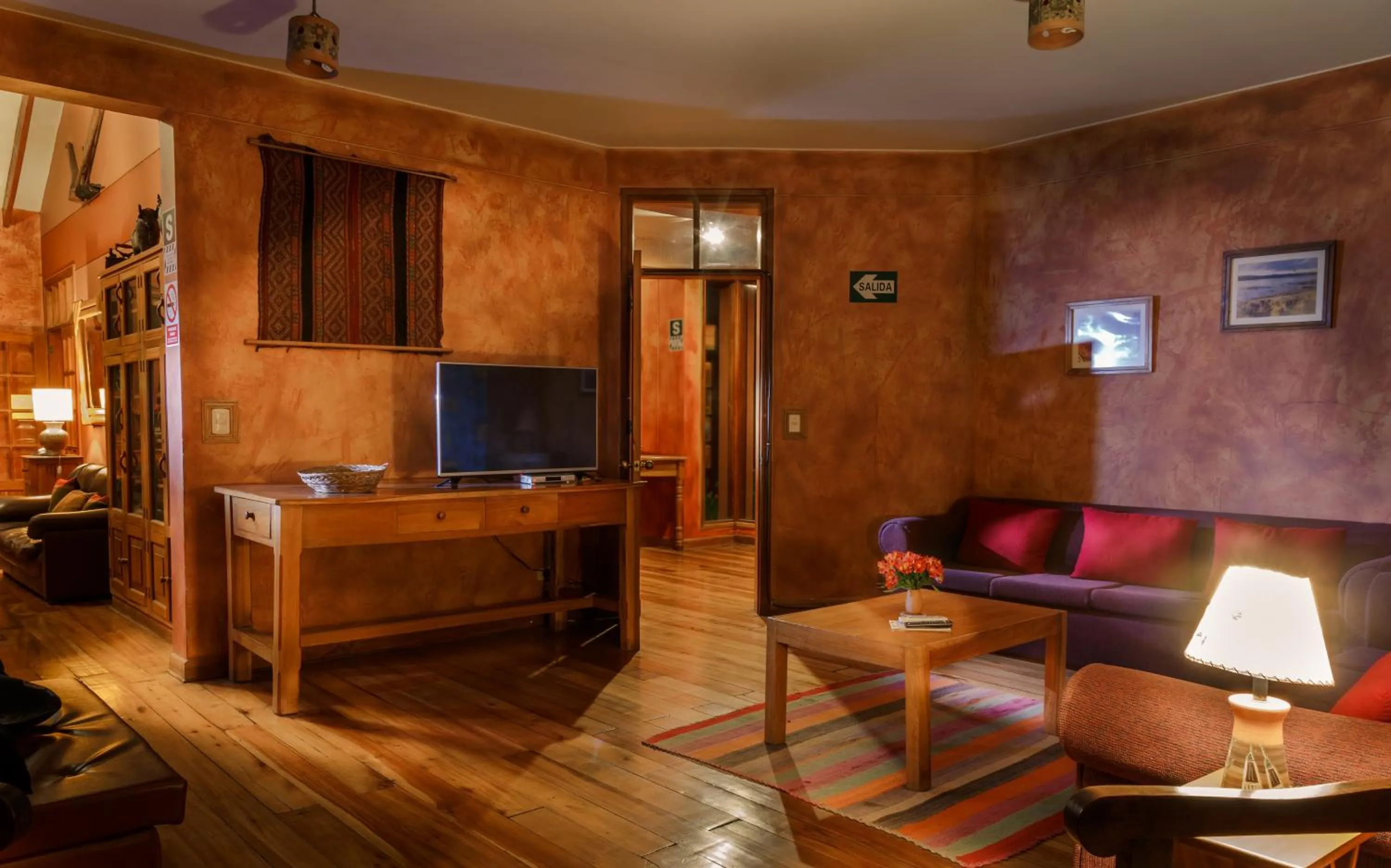 Communal lounge/ TV room in Hotel Pakaritampu