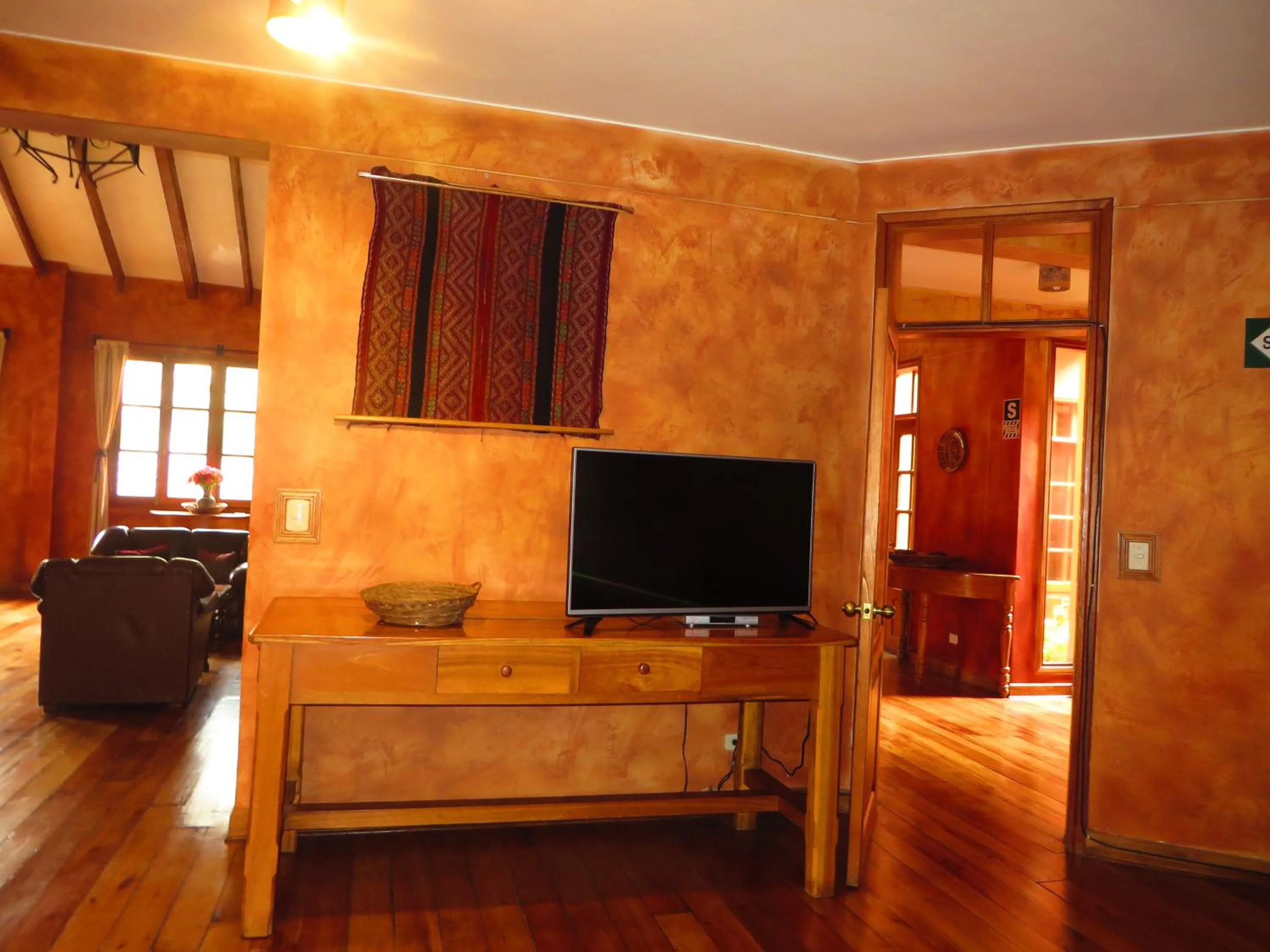 Communal lounge/ TV room in Hotel Pakaritampu