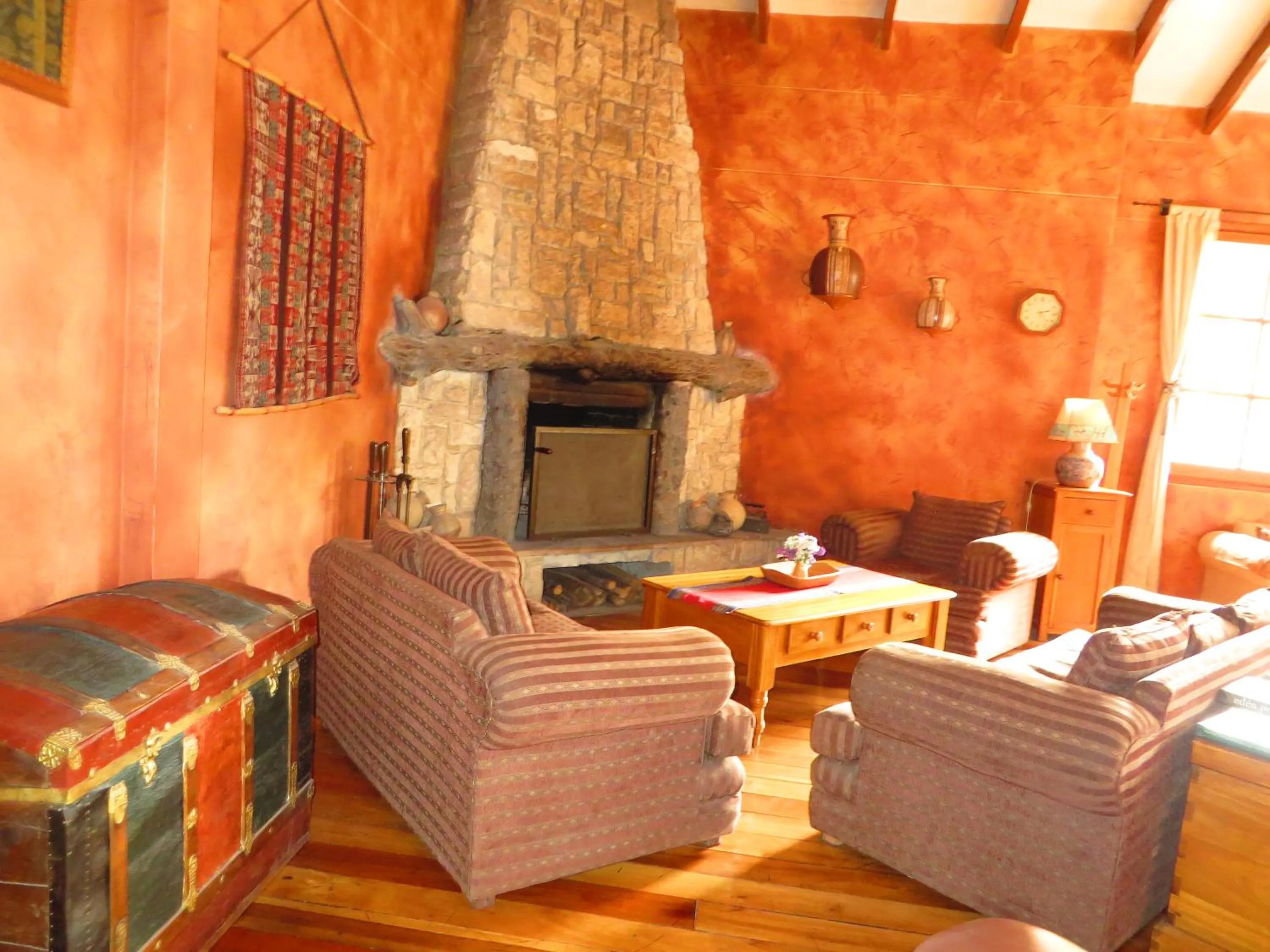 Communal lounge/ TV room in Hotel Pakaritampu