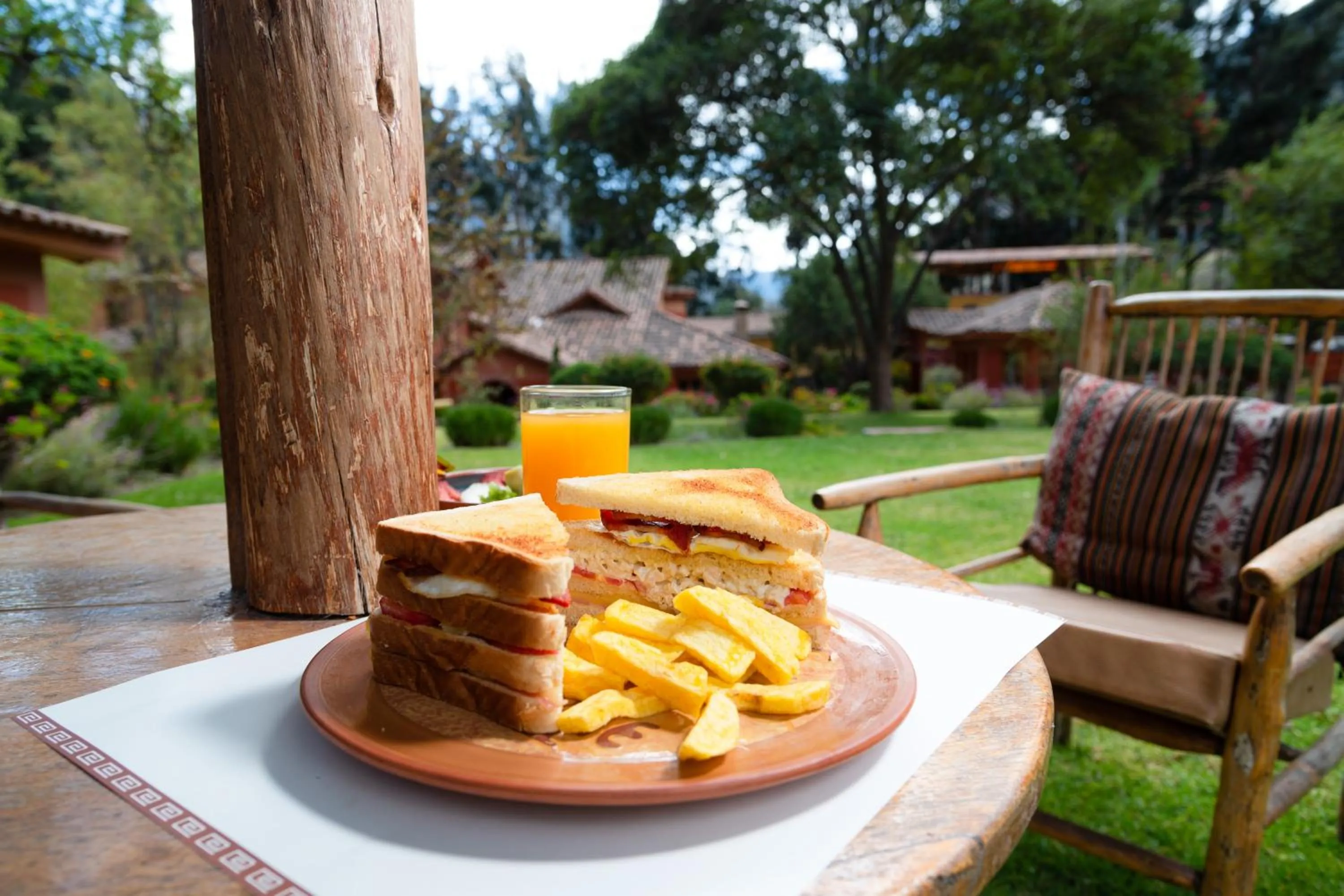 Restaurant/places to eat in Hotel Pakaritampu