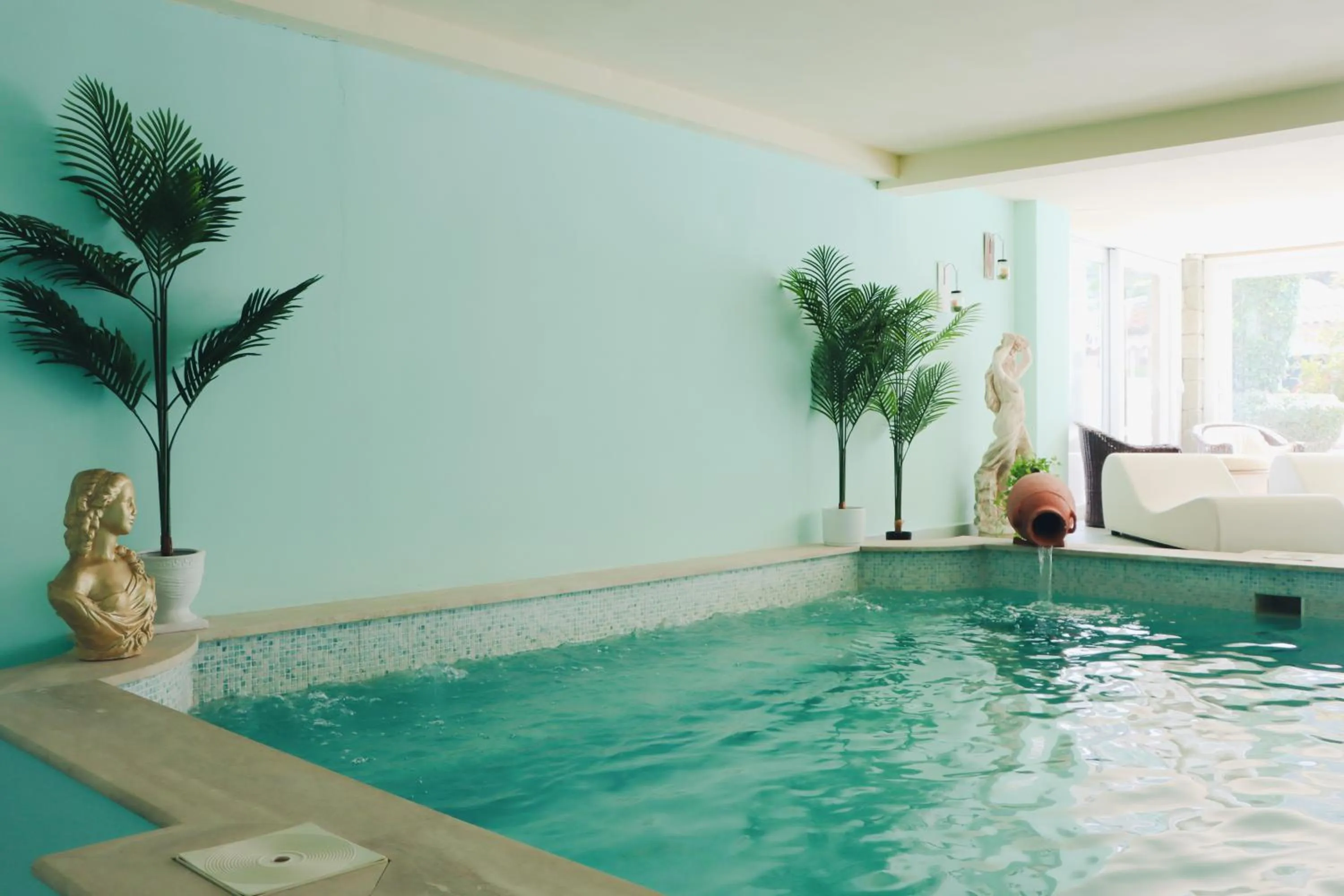 Swimming pool in Hotel Lord Byron