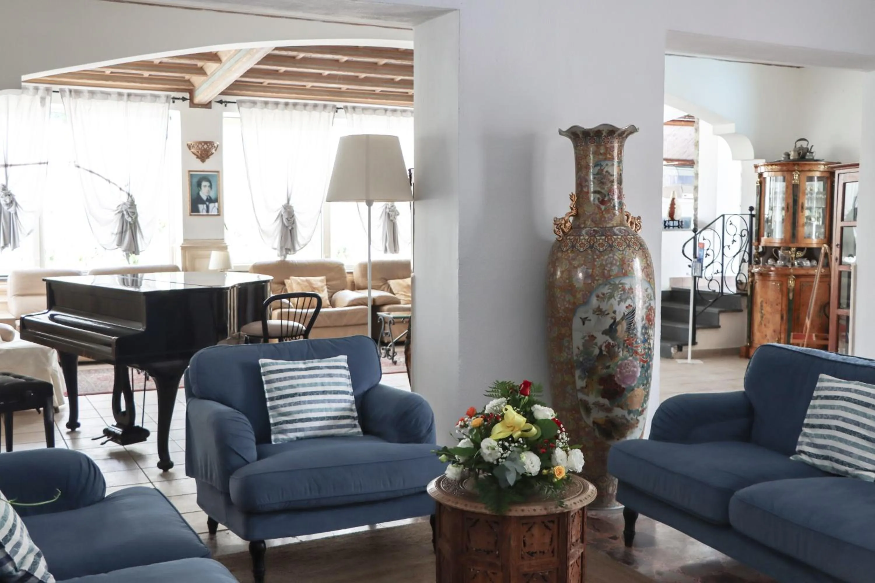 Seating area in Hotel Lord Byron