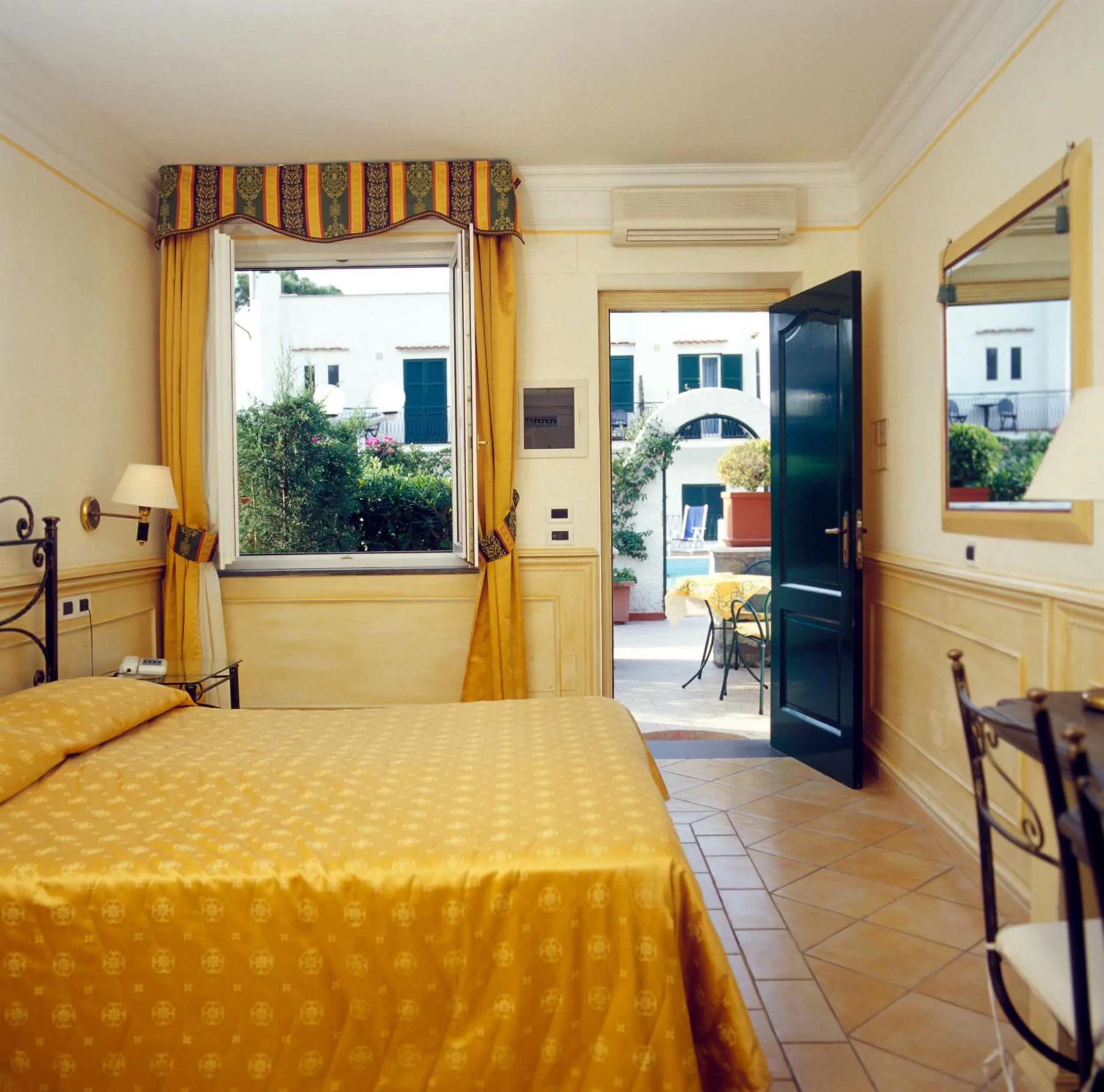 Photo of the whole room, Bed in Hotel Lord Byron