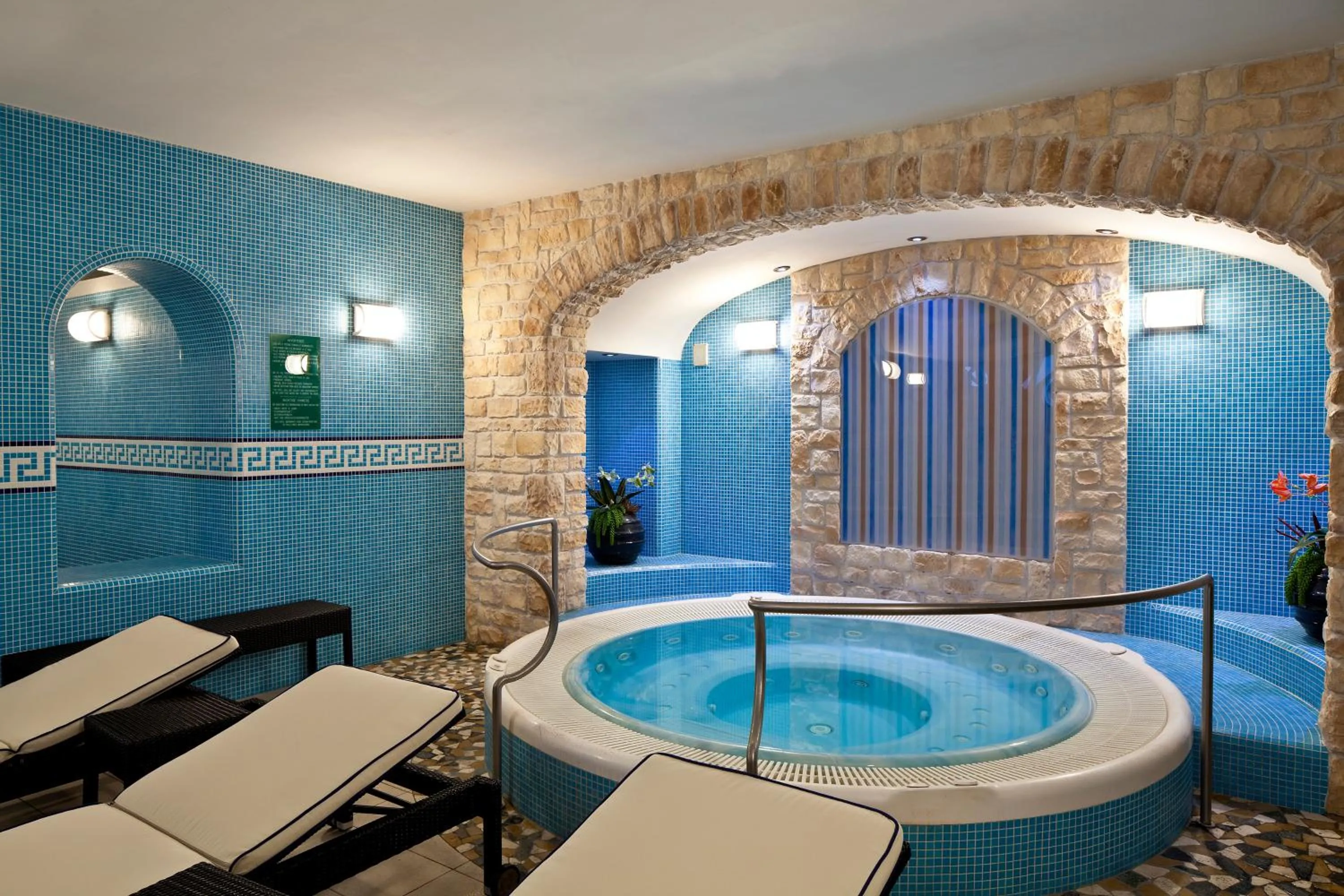 Hot Tub in Le Querce Resort Sea Thermae & Spa