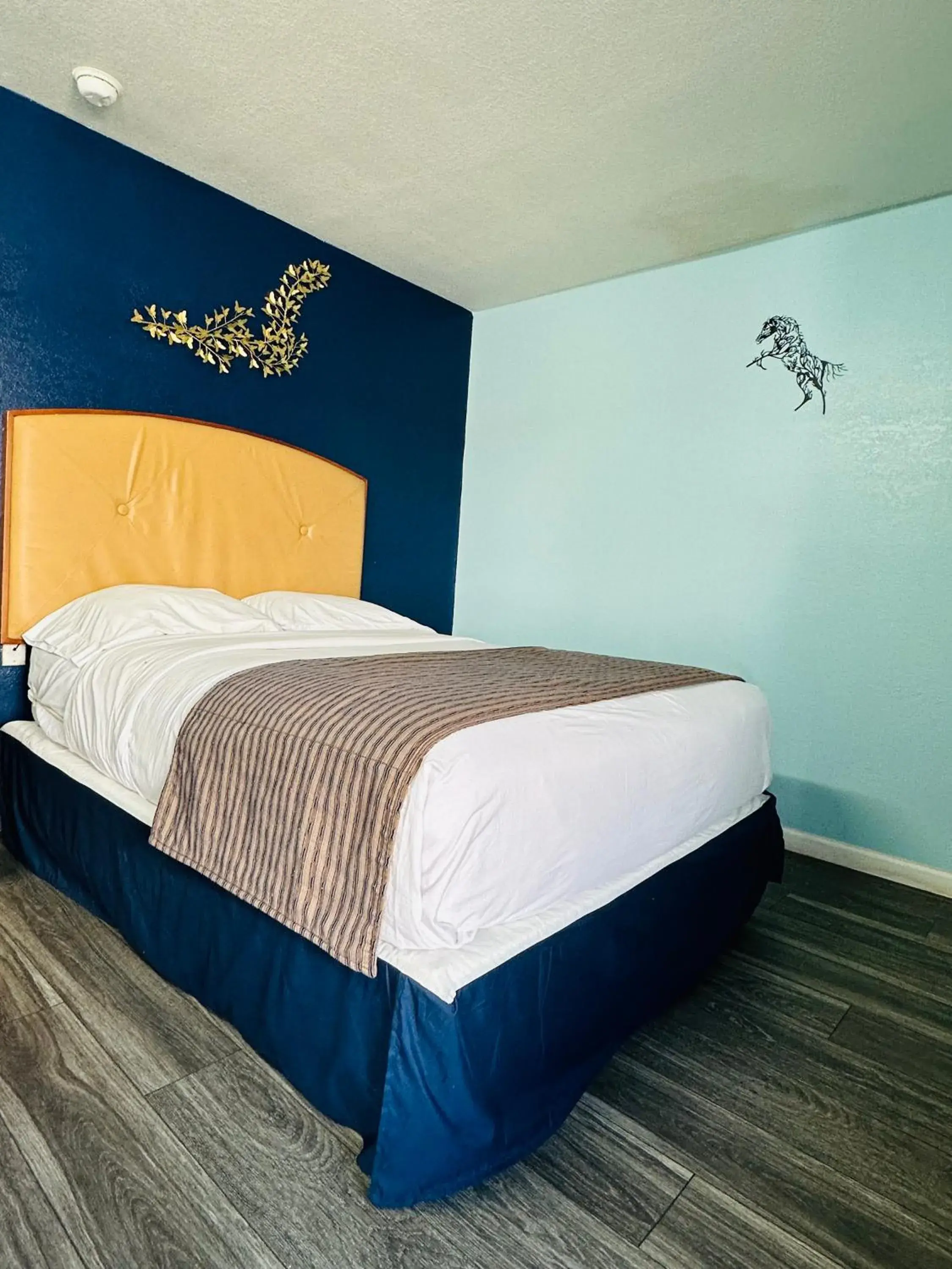 Standard Queen Room in Travel Inn & Suites Standard Queen Room in Travel Inn & Suites