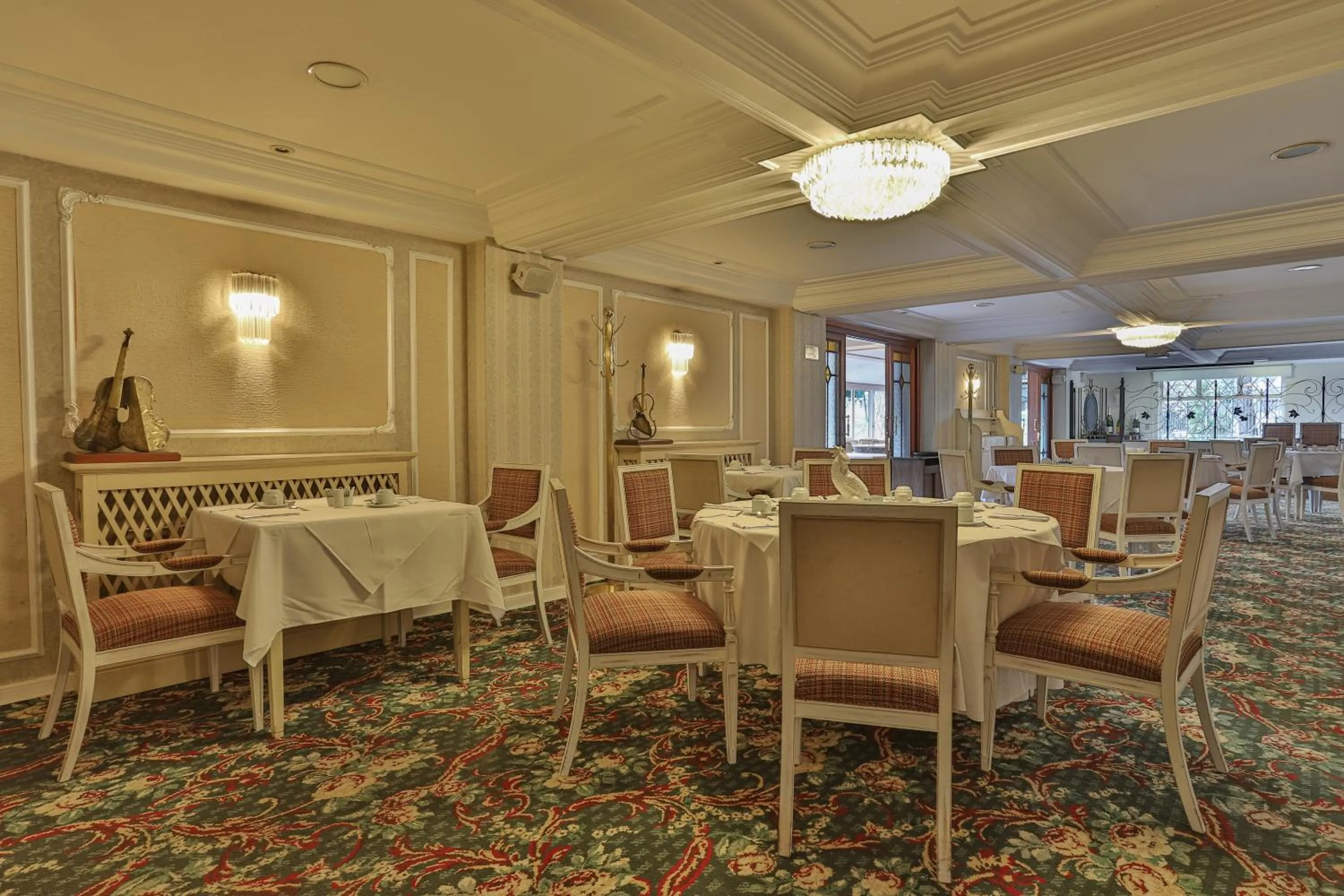 Restaurant/places to eat in Le Suisse Elegance Hotel