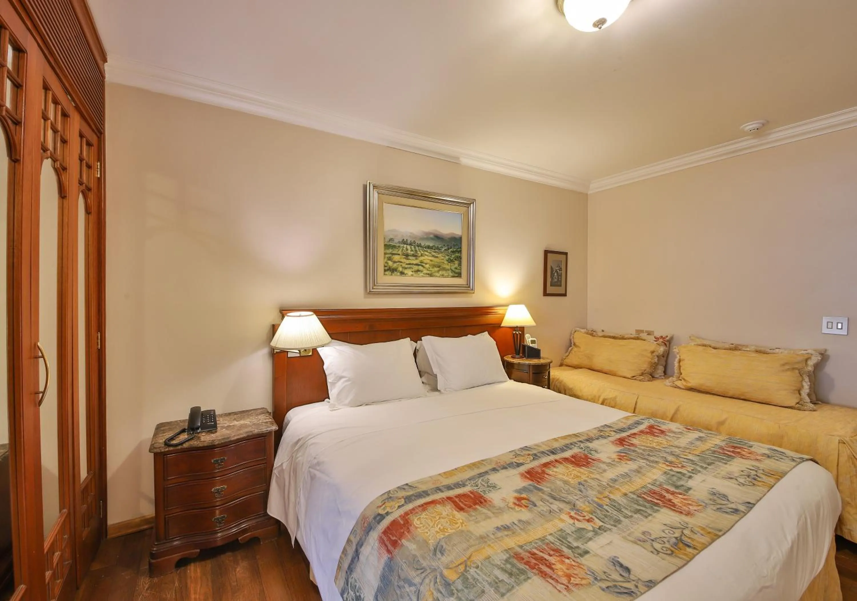 Bedroom, Bed in Le Suisse Elegance Hotel