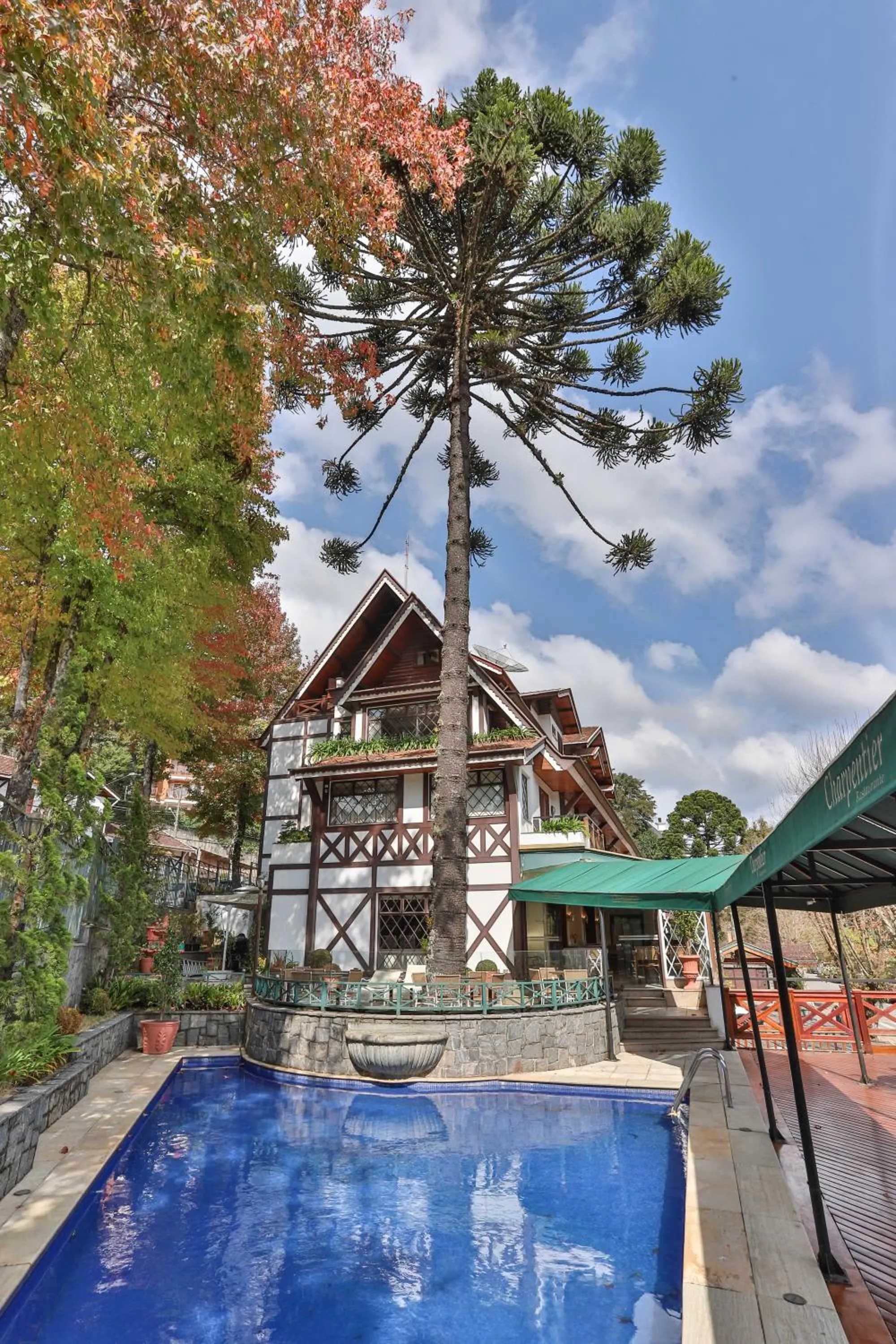 Facade/entrance in Le Suisse Elegance Hotel